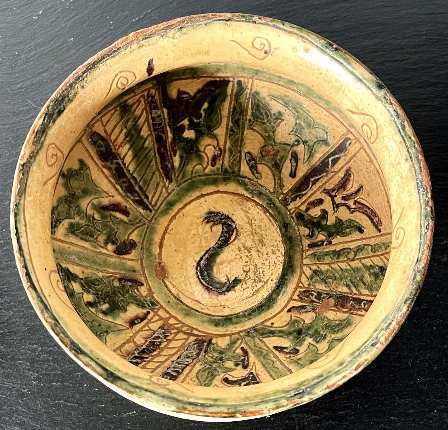 Fino al XVIII secolo Antica ciotola islamica in ceramica smaltata con decorazione a schizzi e sgraffito in vendita
