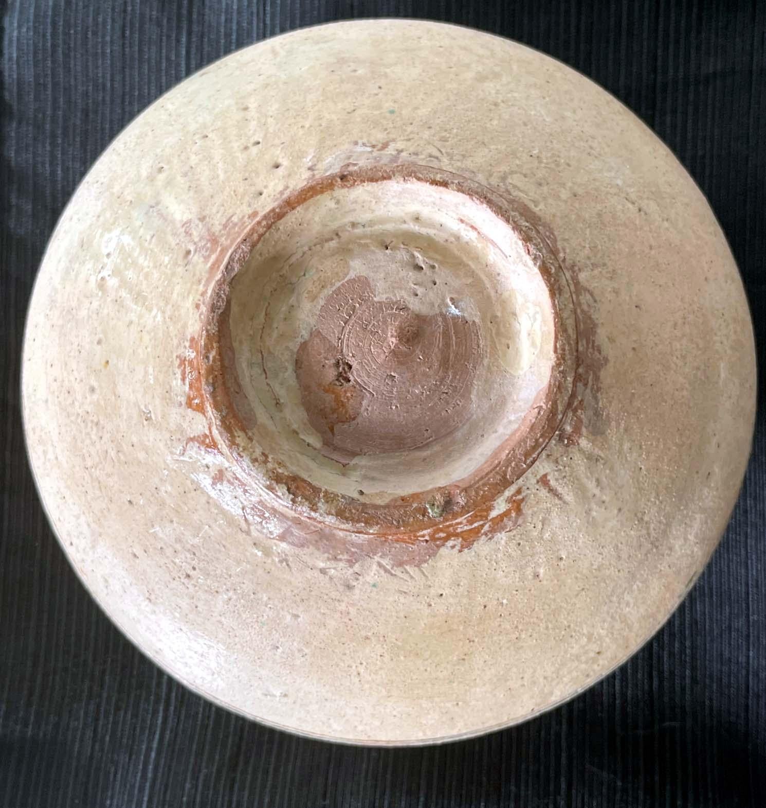 Ceramica Antica ciotola islamica in ceramica smaltata con decorazione a schizzi e sgraffito in vendita