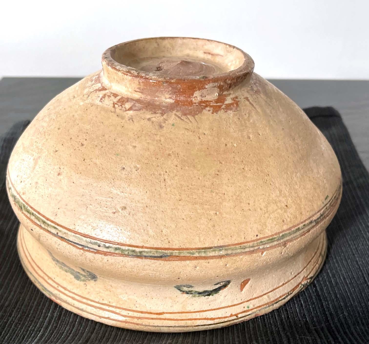 Antica ciotola islamica in ceramica smaltata con decorazione a schizzi e sgraffito in vendita 1