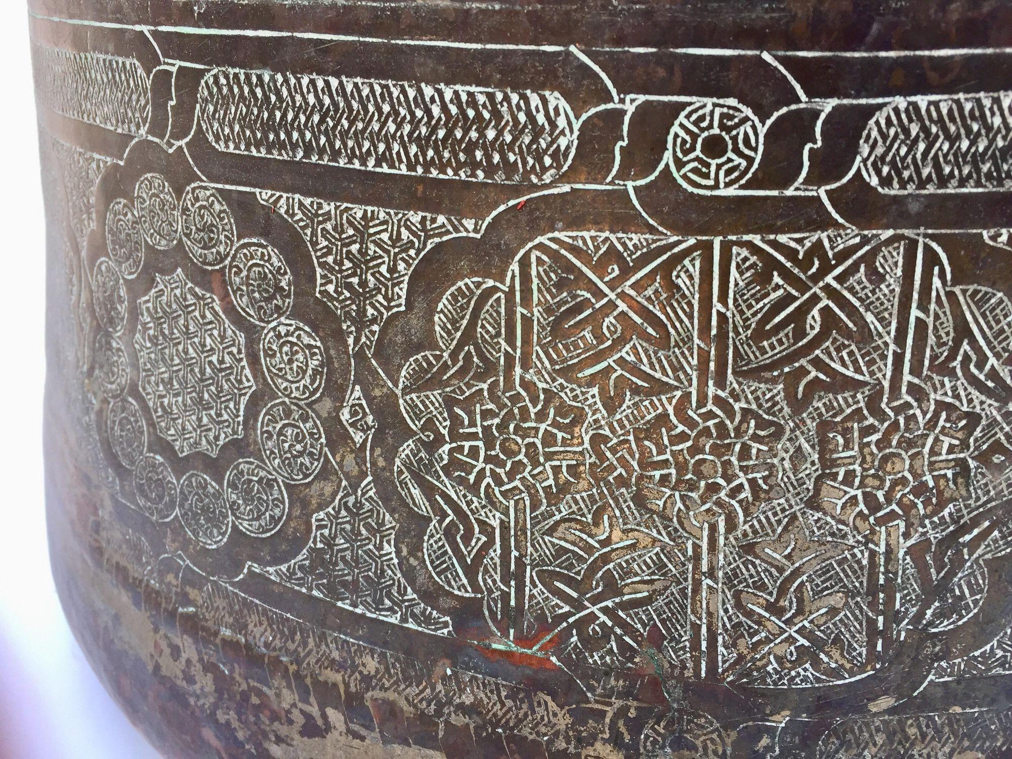 Antike islamische Schale aus Kupfer und Messing im Angebot 1