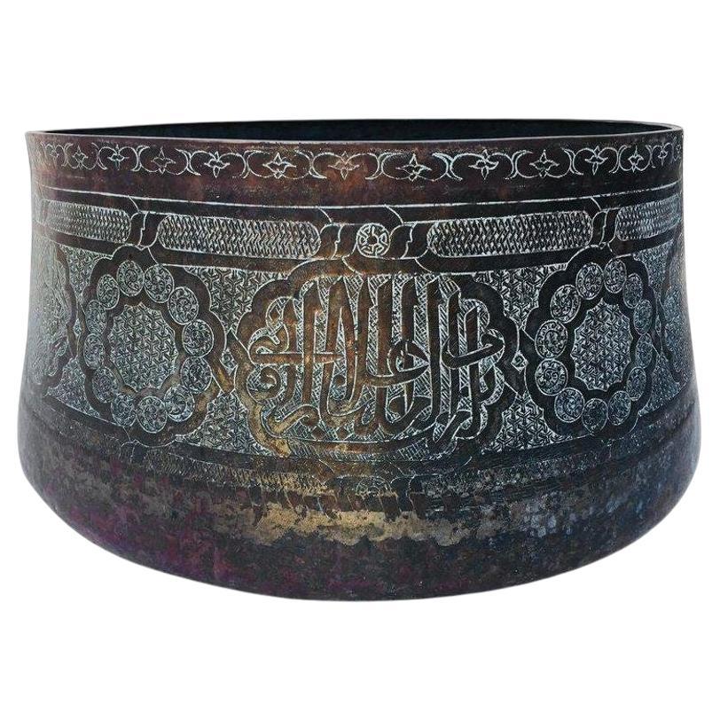 Antike islamische Schale aus Kupfer und Messing im Angebot