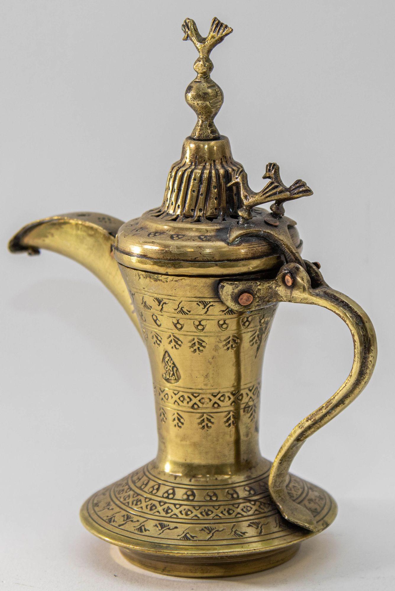 Antique Islamic Dallah Arabic Turkish Brass Coffee Pot or Tea Pot In Good Condition For Sale In North Hollywood, CA