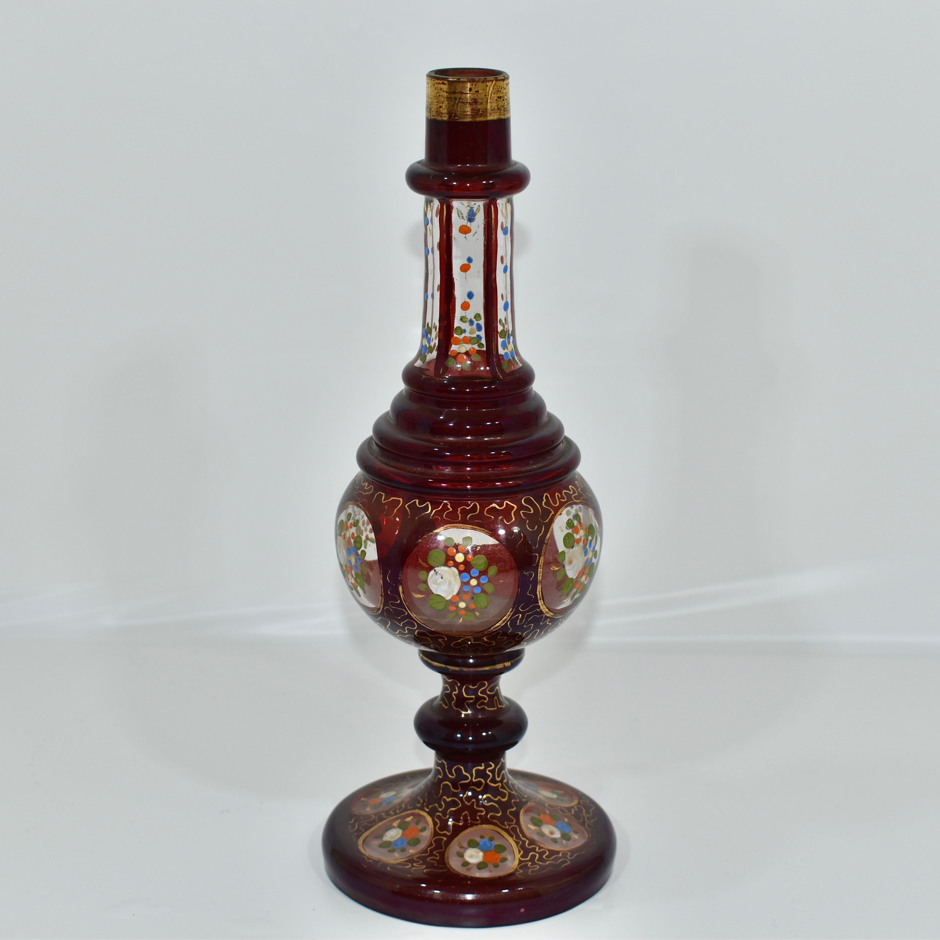 Arroseur d'eau rose en verre clair et rubis ancien

Décorée d'émaux colorés et de dorures.

Bel exemple de verre de Bohême de haute qualité fabriqué pour le marché islamique au XIXe siècle.