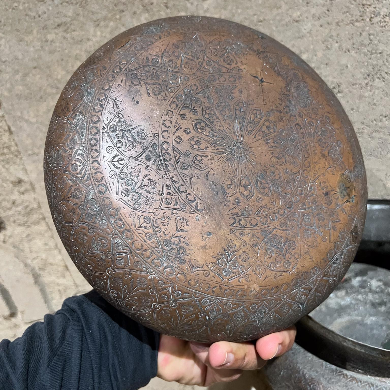 Antico vaso islamico con coperchio in rame Repoussé in vendita 4