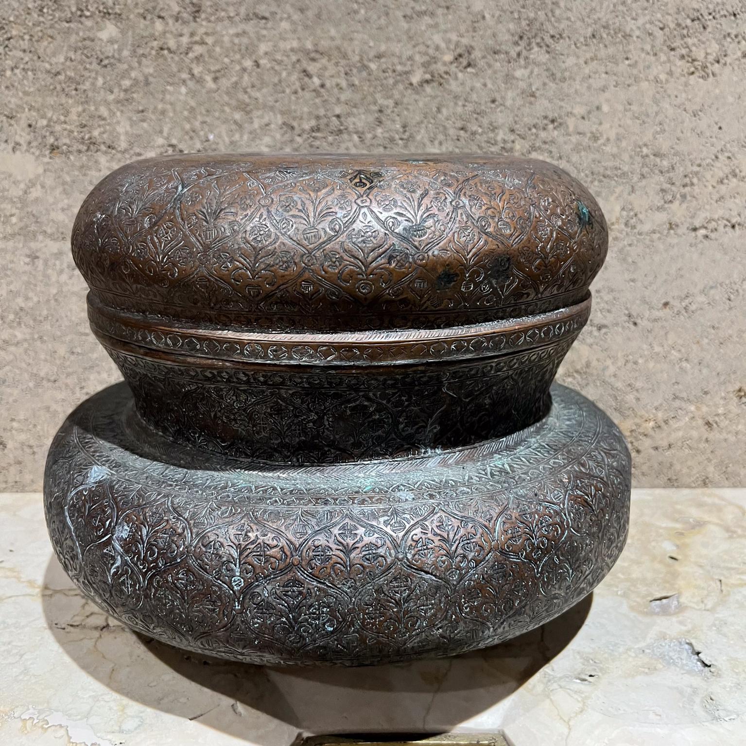 Antico vaso islamico con coperchio in rame Repoussé in vendita 5