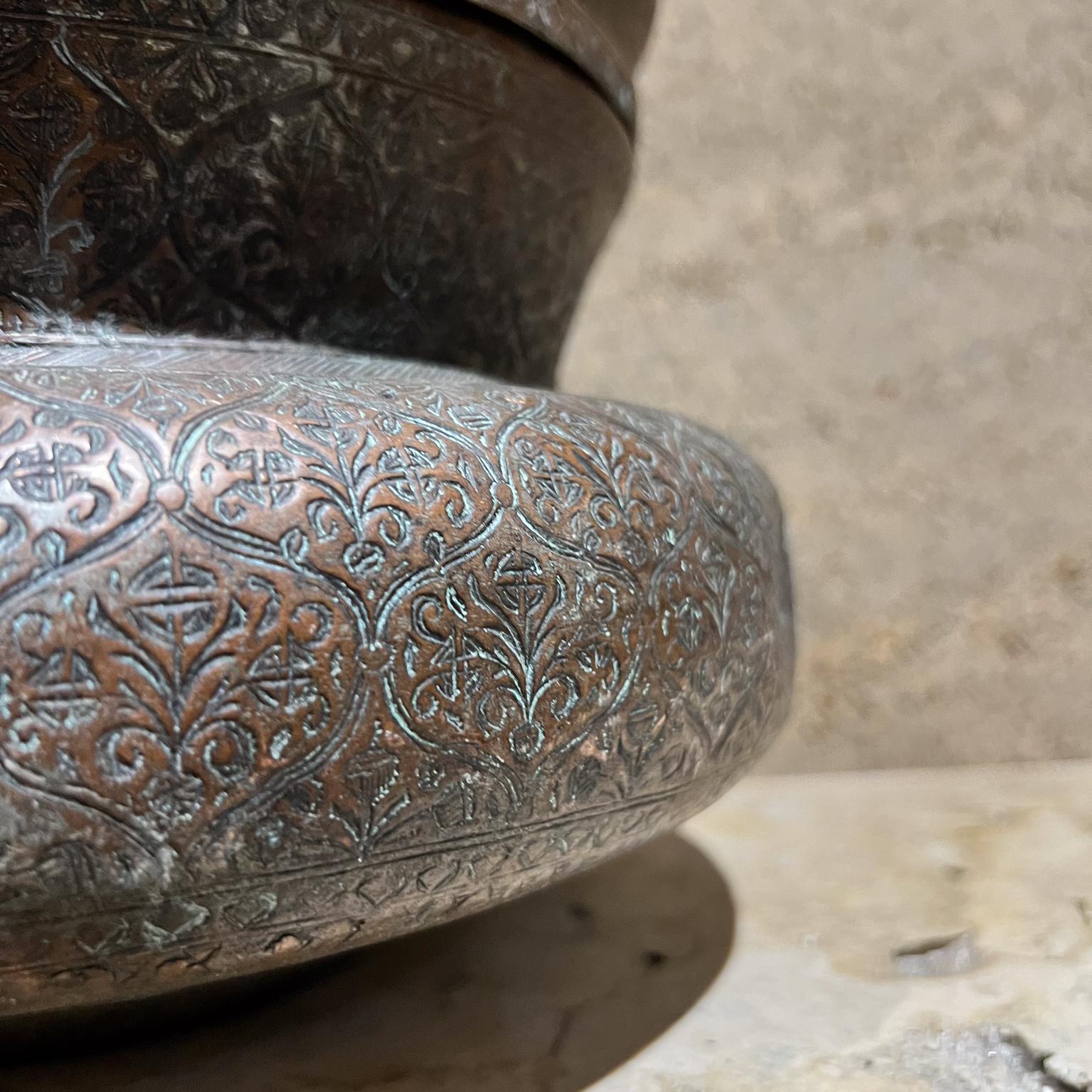 Antico vaso islamico con coperchio in rame Repoussé in vendita 6