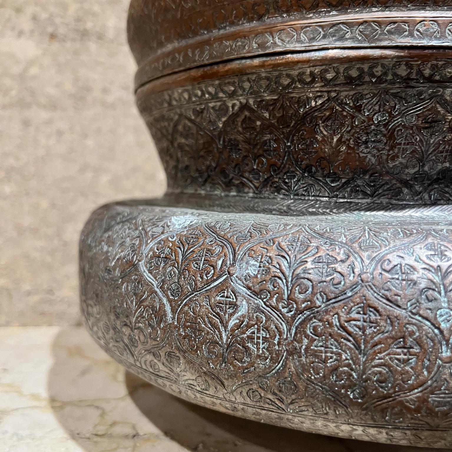 Antico vaso islamico in rame con coperchio Repoussé
9 H. H. 12
Condizioni originali d'epoca
Fai riferimento a tutte le immagini