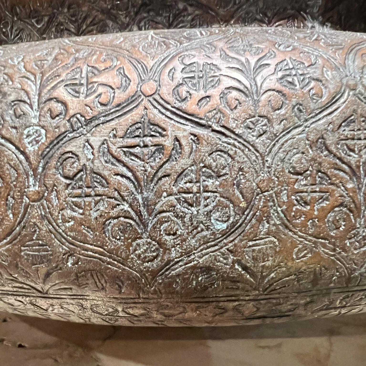 Islamico Antico vaso islamico con coperchio in rame Repoussé in vendita