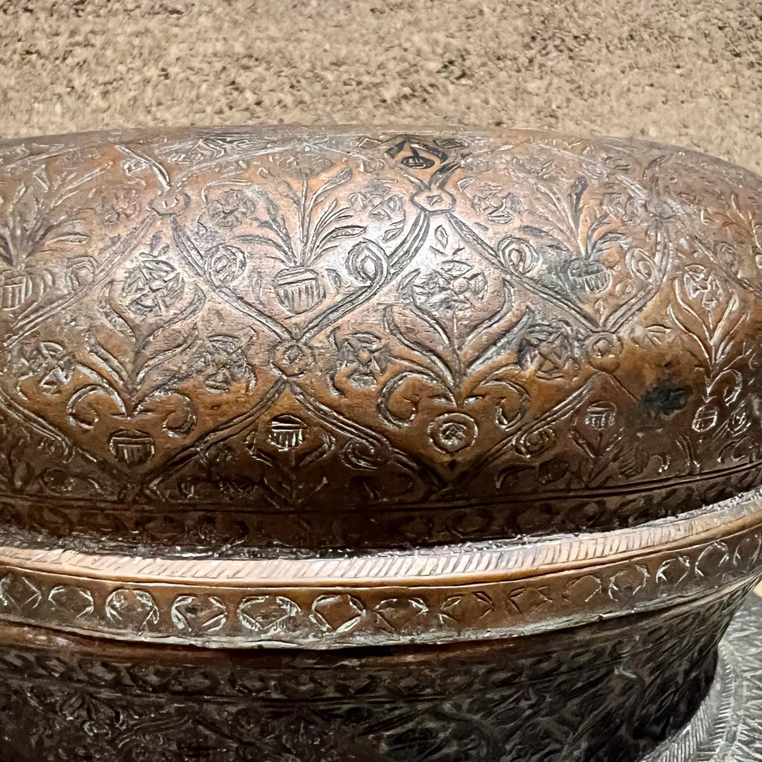 Antico vaso islamico con coperchio in rame Repoussé In condizioni buone in vendita a Chula Vista, CA
