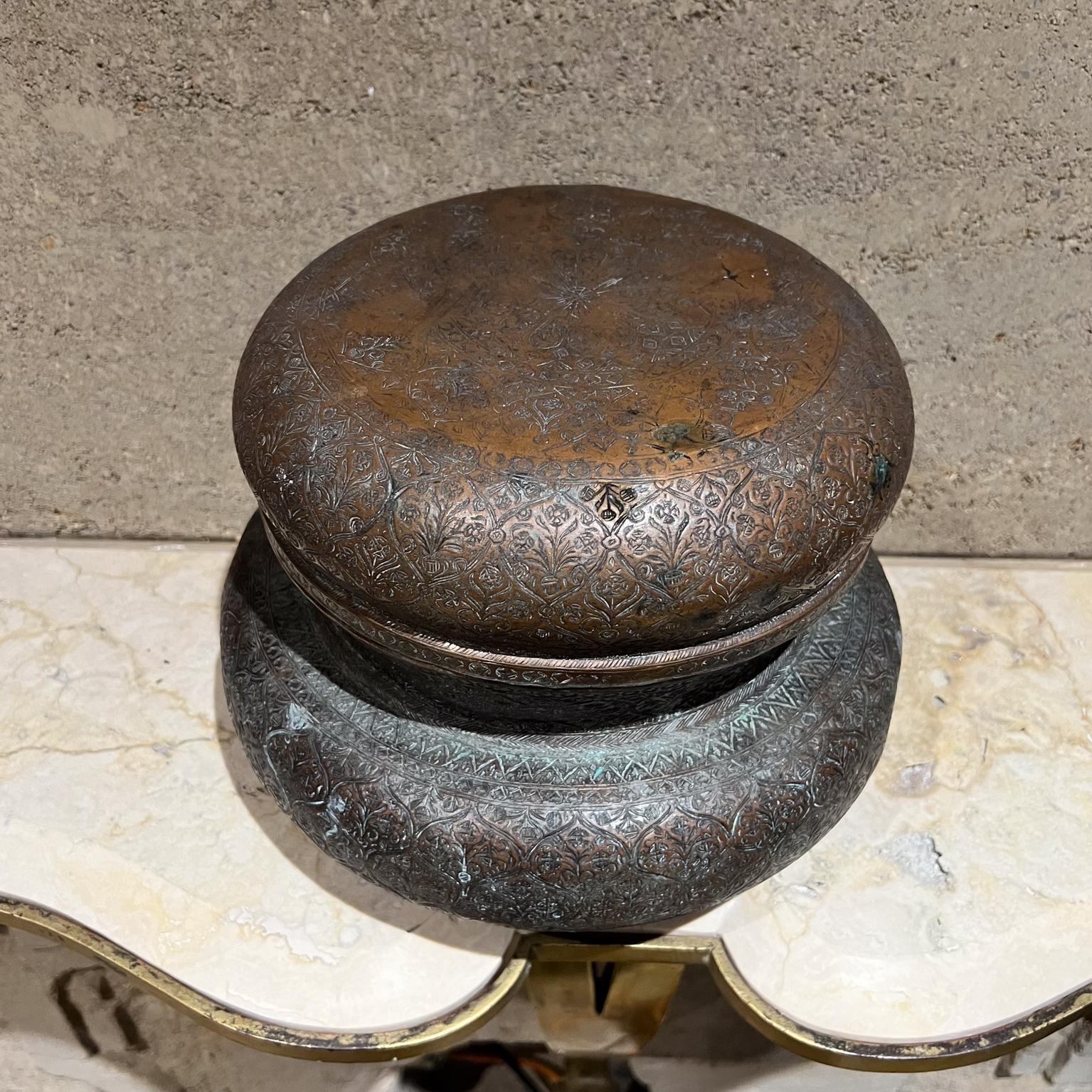 XX secolo Antico vaso islamico con coperchio in rame Repoussé in vendita