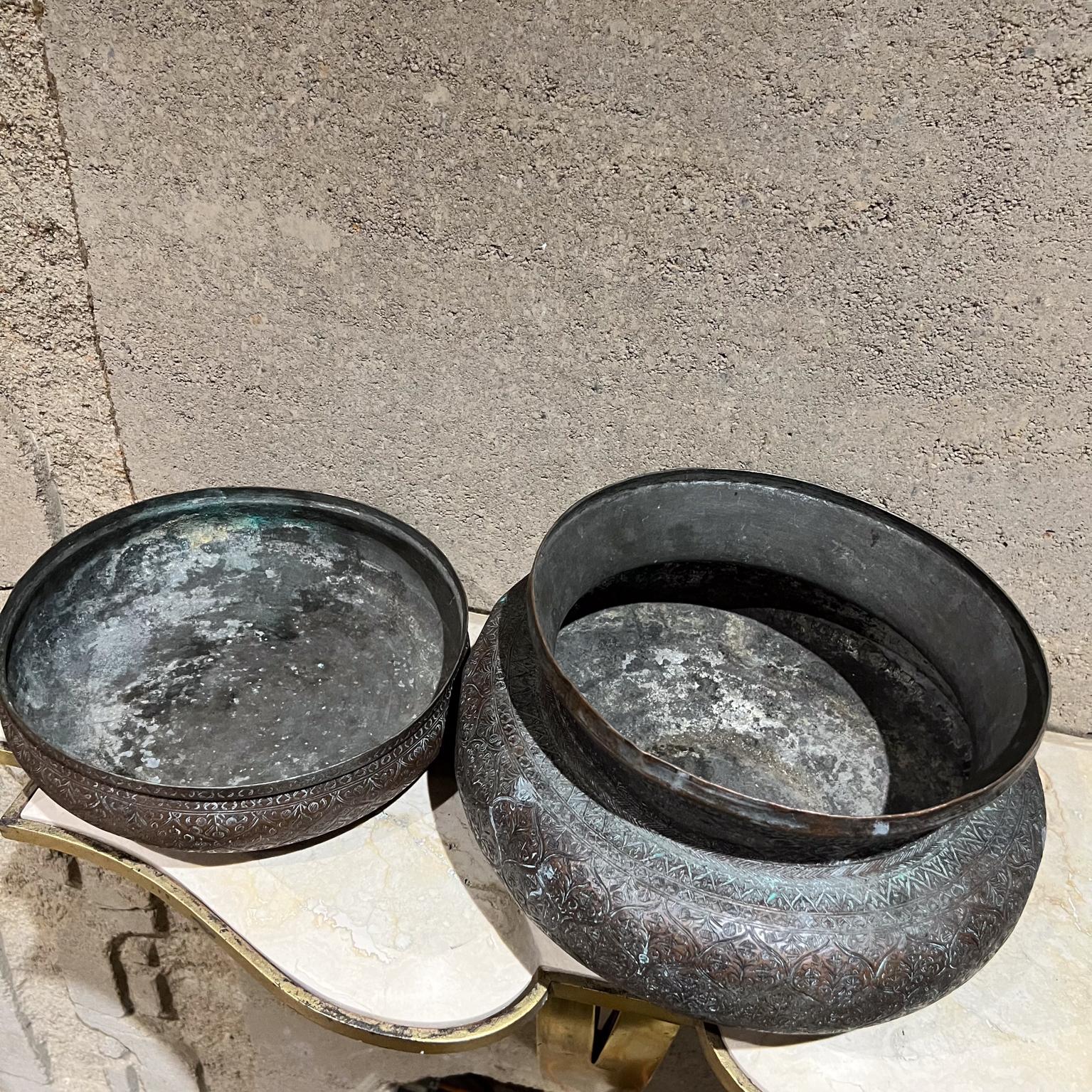 Rame Antico vaso islamico con coperchio in rame Repoussé in vendita