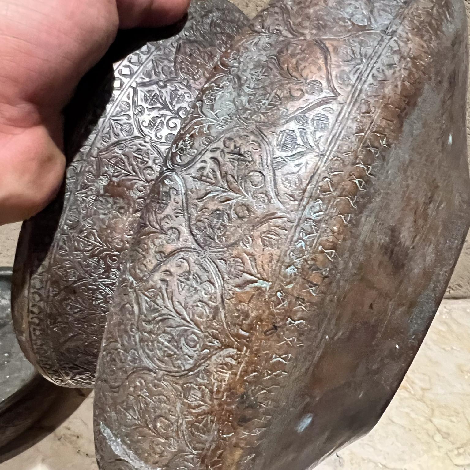 Antico vaso islamico con coperchio in rame Repoussé in vendita 1