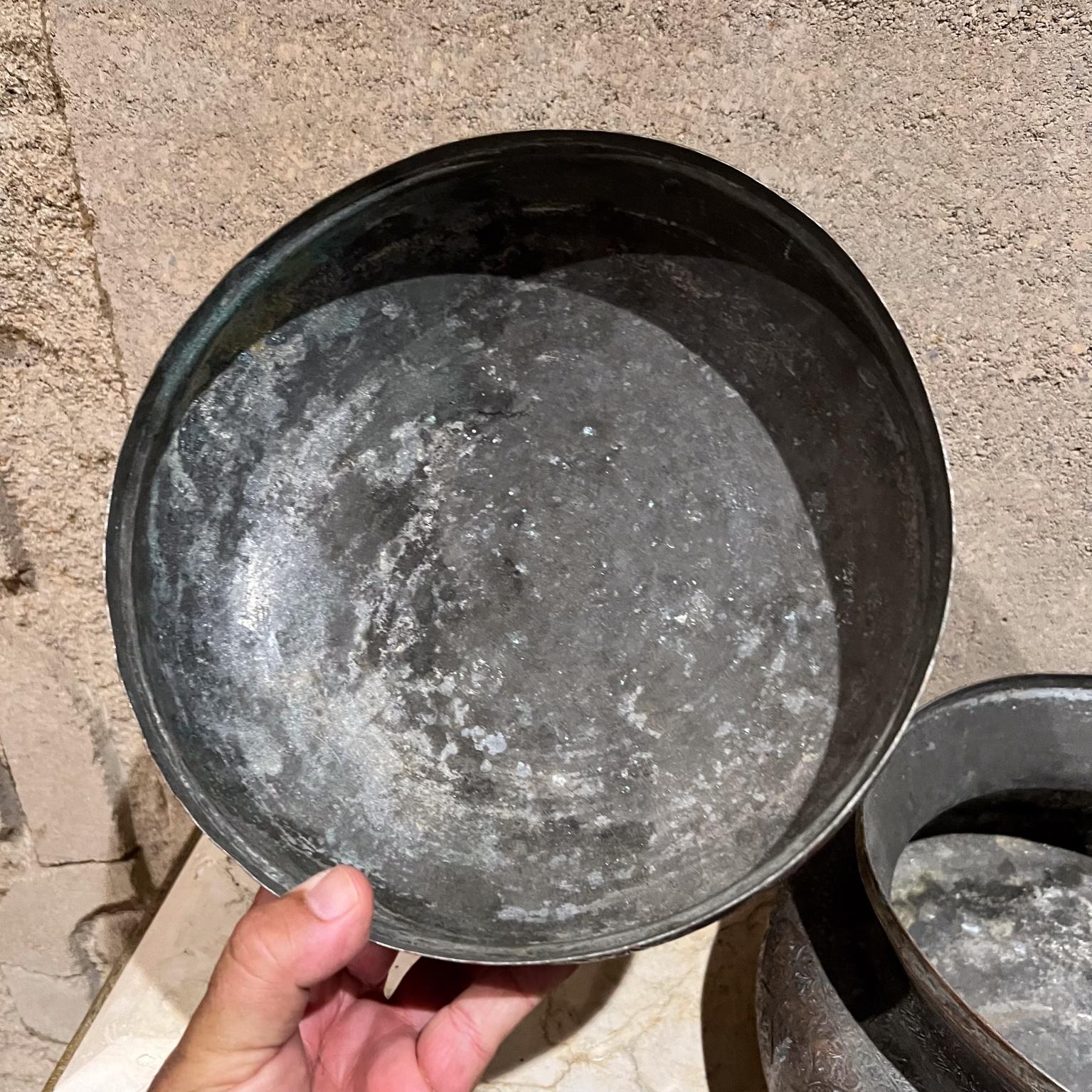 Antico vaso islamico con coperchio in rame Repoussé in vendita 3