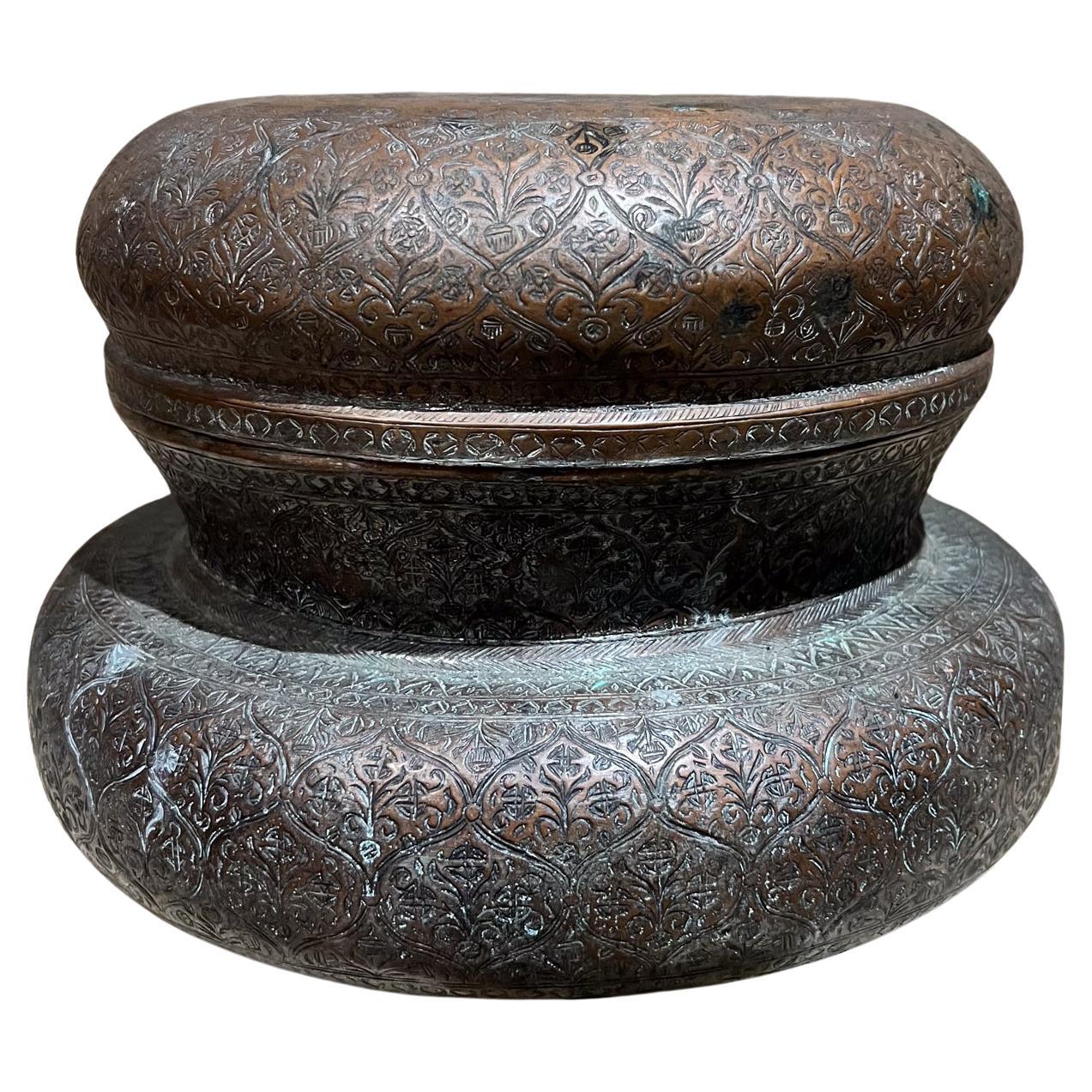 Antico vaso islamico con coperchio in rame Repoussé