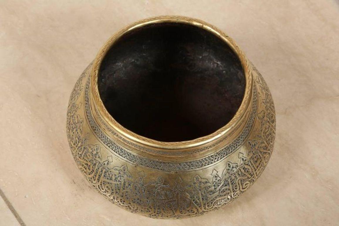 Turc Bol islamique en laiton antique Travail du métal fin Bol gravé à la main en vente