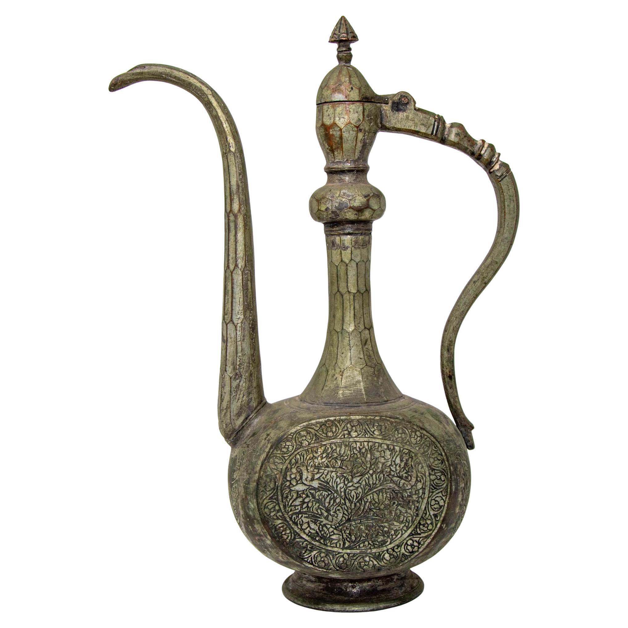 Ancienne aiguière persane du Moyen-Orient Qajar en métal teinté 19ème siècle