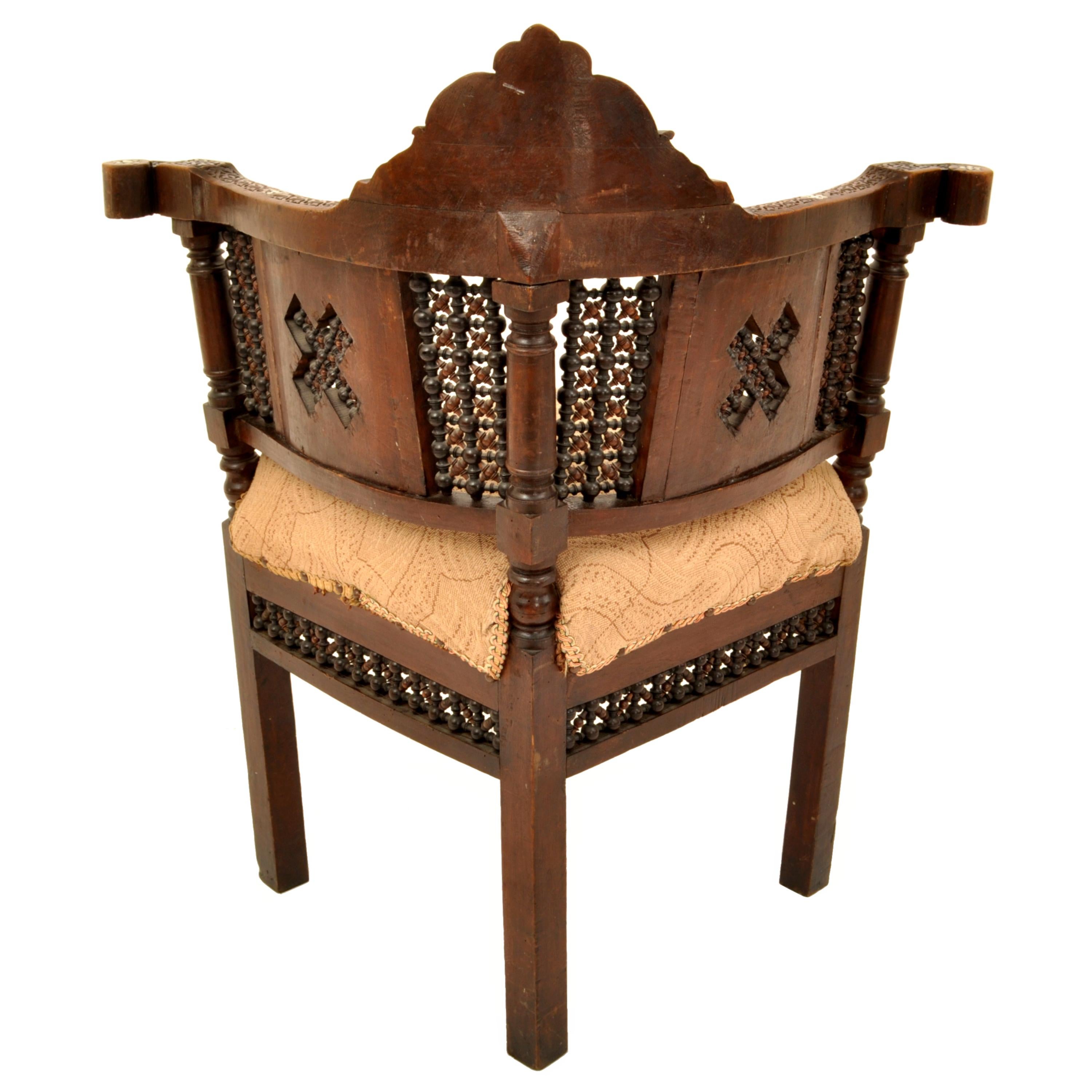 Antique chaise d'angle mauresque islamique syrienne sculptée et incrustée de nacre, 1880 en vente 3
