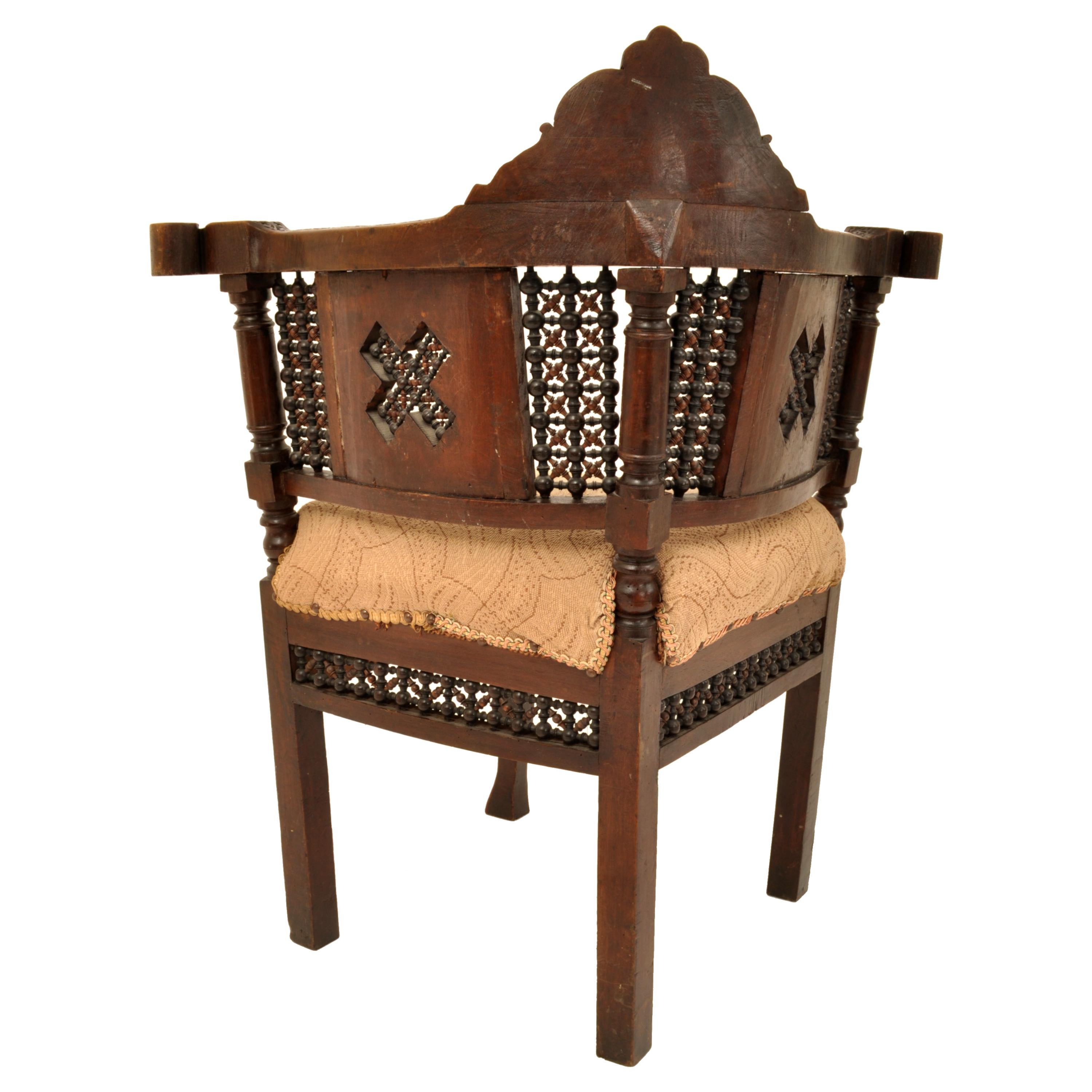Antique chaise d'angle mauresque islamique syrienne sculptée et incrustée de nacre, 1880 en vente 4