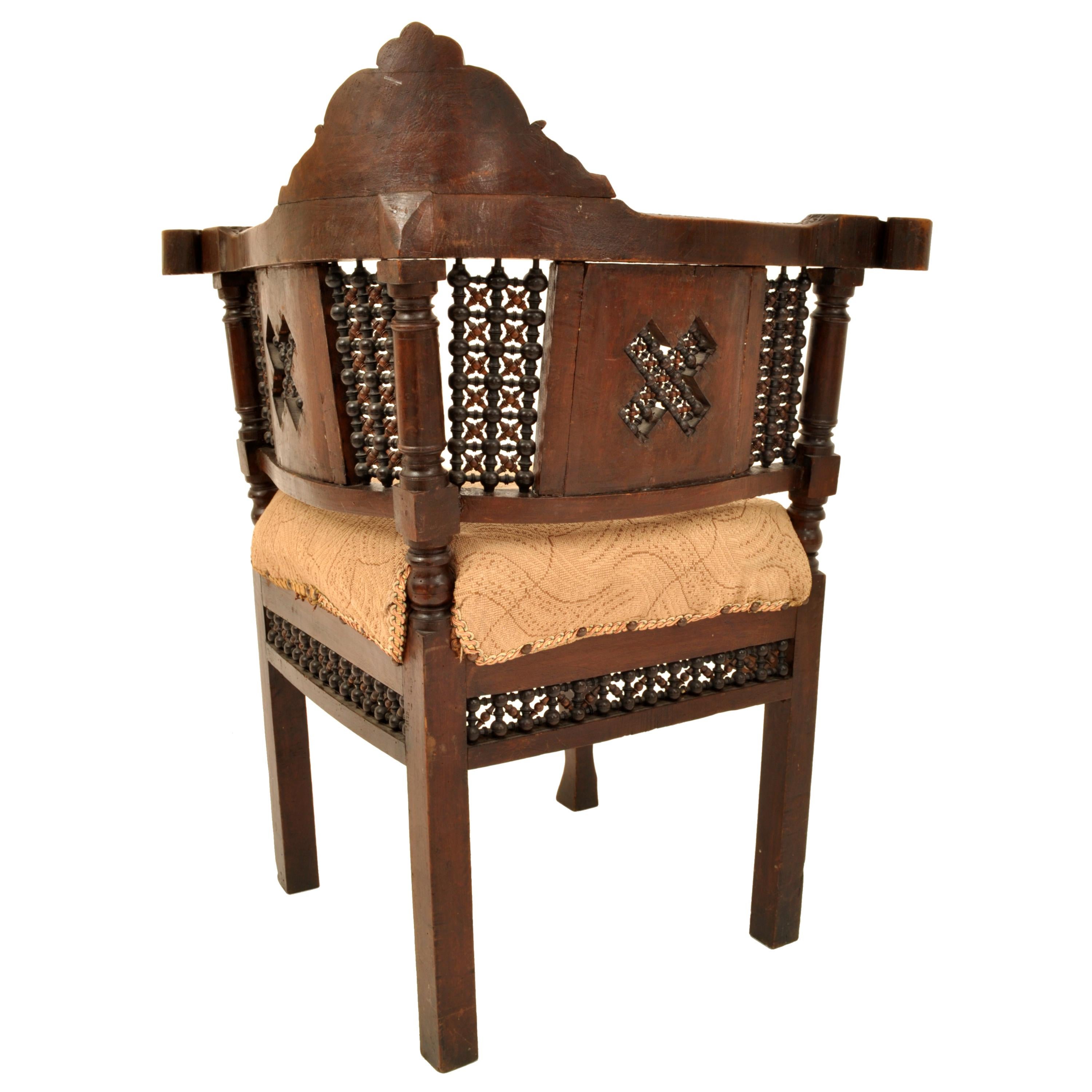 Antique chaise d'angle mauresque islamique syrienne sculptée et incrustée de nacre, 1880 en vente 5