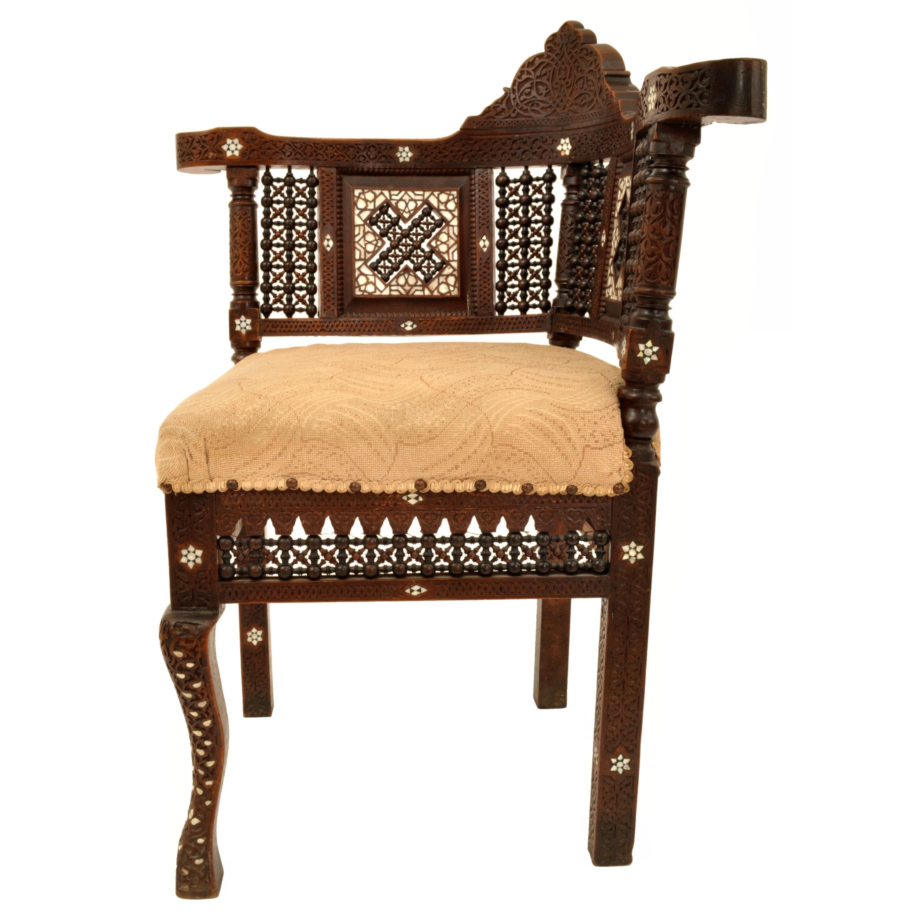 Islamique Antique chaise d'angle mauresque islamique syrienne sculptée et incrustée de nacre, 1880 en vente