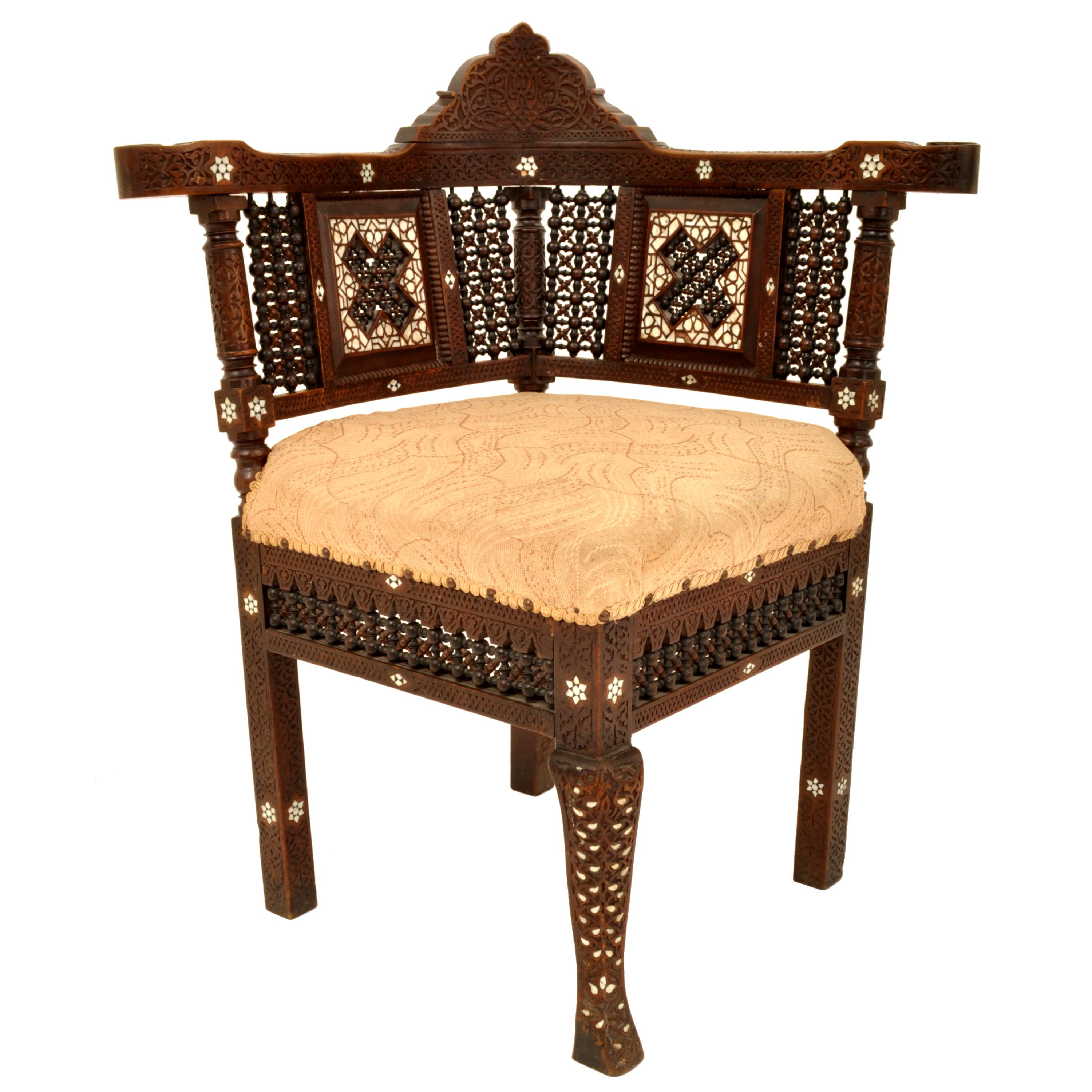 Syrien Antique chaise d'angle mauresque islamique syrienne sculptée et incrustée de nacre, 1880 en vente