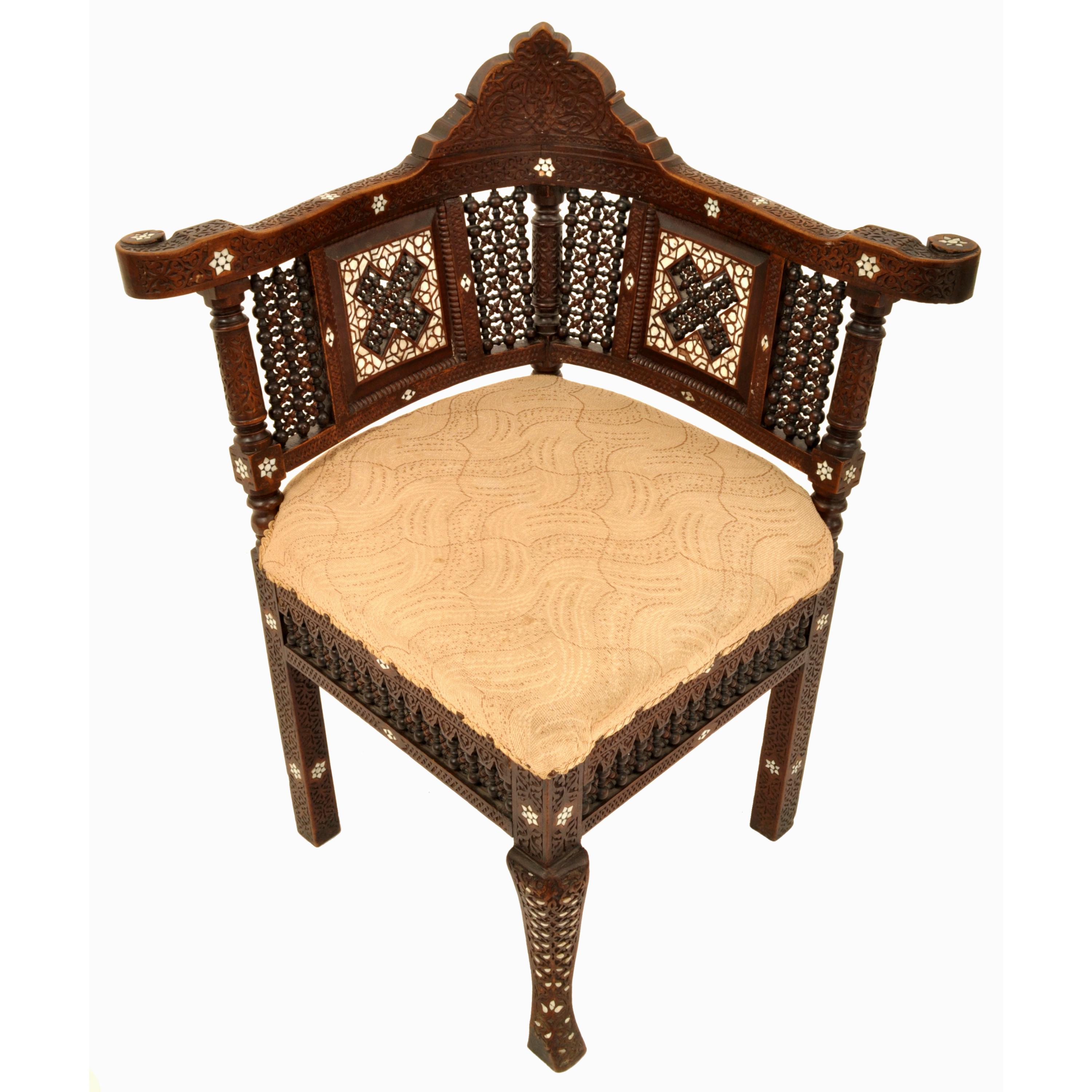 Sculpté Antique chaise d'angle mauresque islamique syrienne sculptée et incrustée de nacre, 1880 en vente