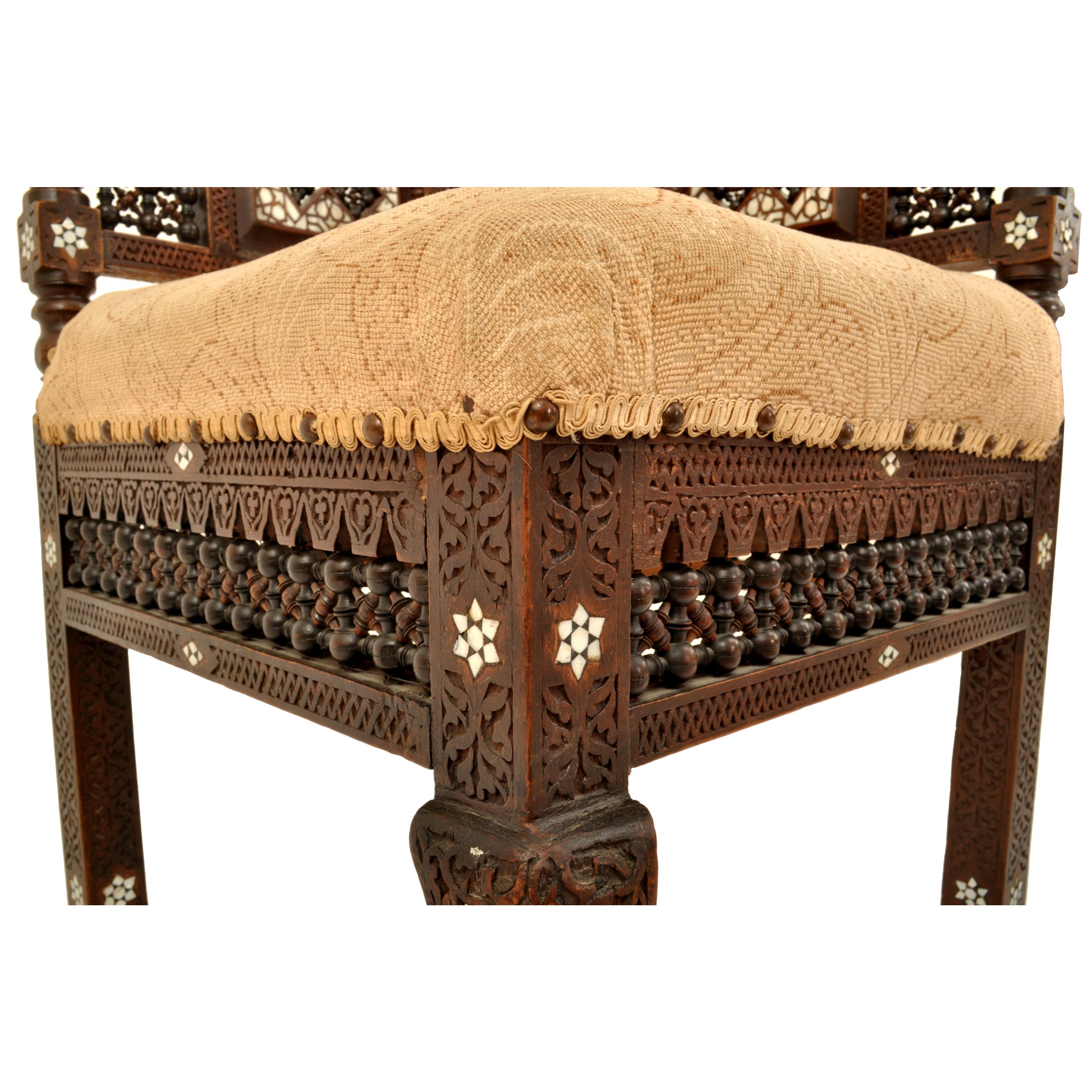 Antique chaise d'angle mauresque islamique syrienne sculptée et incrustée de nacre, 1880 en vente 1