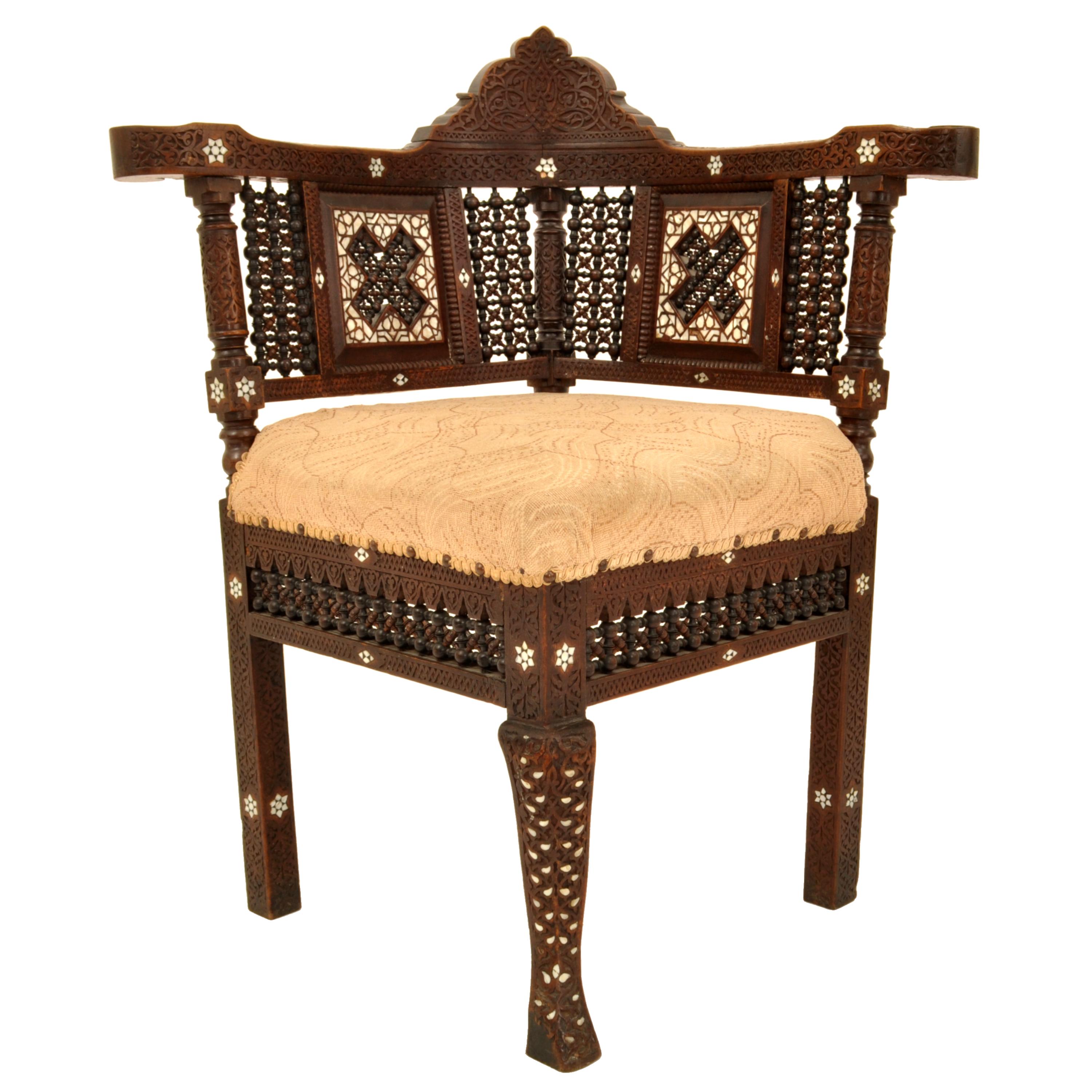 Antique chaise d'angle mauresque islamique syrienne sculptée et incrustée de nacre, 1880 en vente