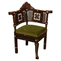 Antique chaise d'angle mauresque islamique syrienne sculptée et incrustée de nacre, 1880