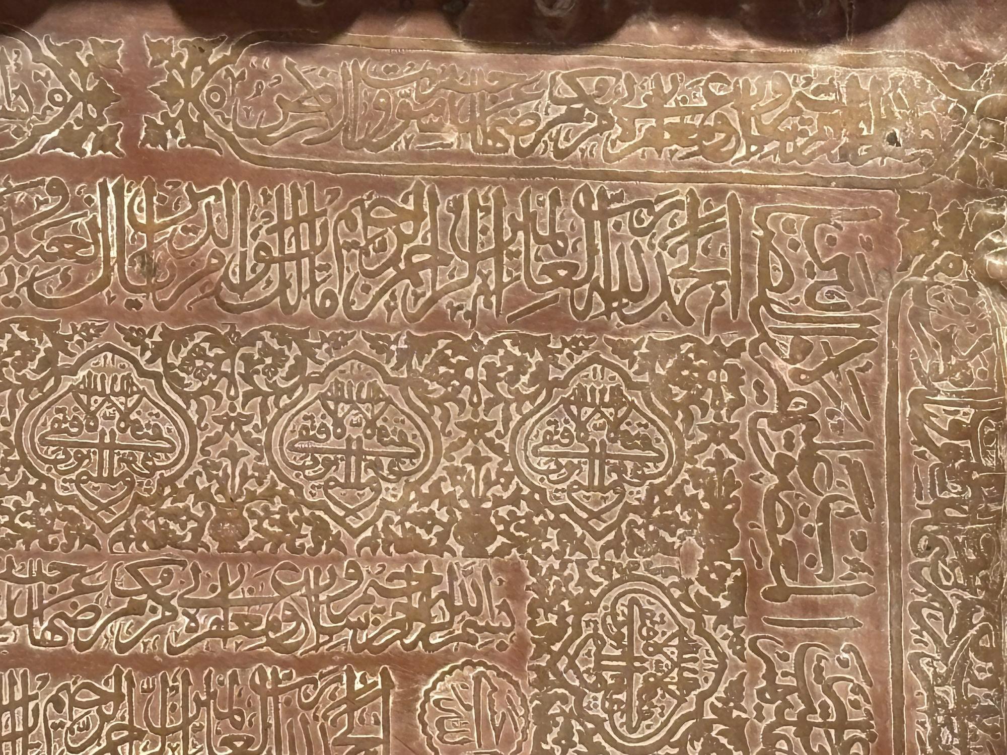 Antico vassoio islamico Mughal di rame in metallo sovradimensionato in vendita 2
