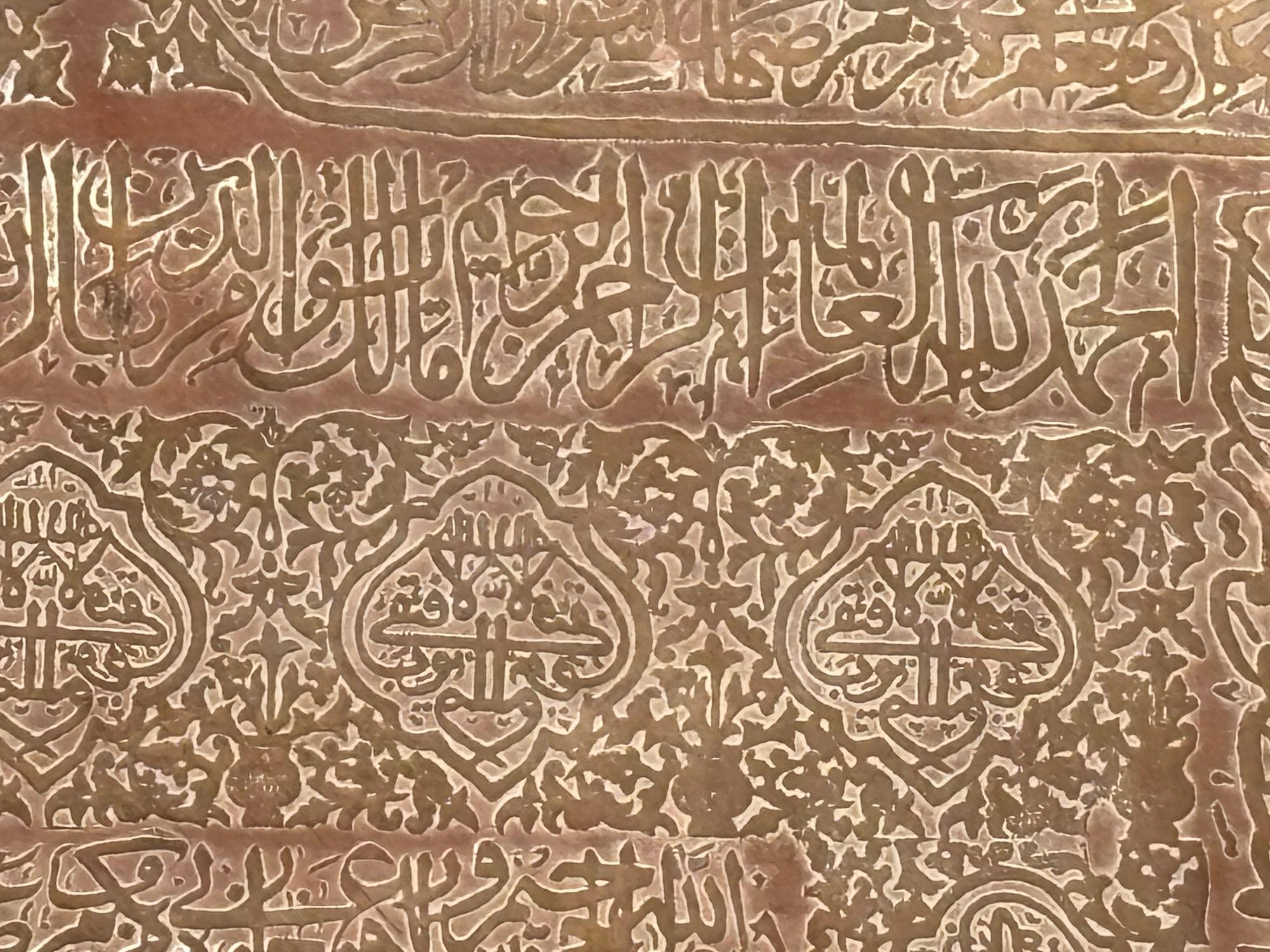 Antico vassoio islamico Mughal di rame in metallo sovradimensionato in vendita 3