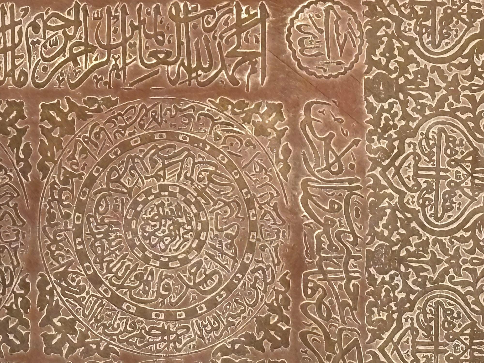 Antico vassoio islamico Mughal di rame in metallo sovradimensionato in vendita 4