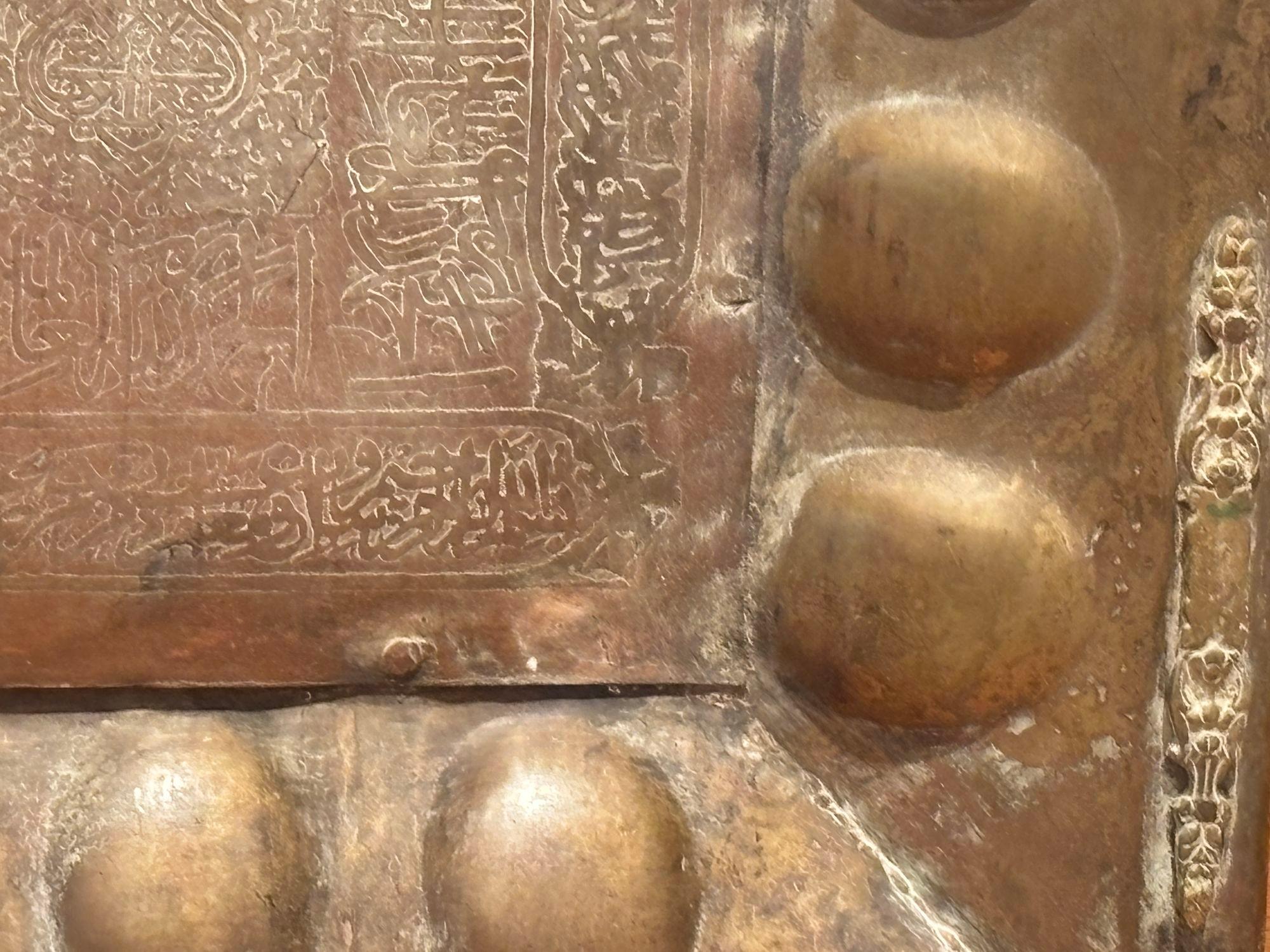 Antico vassoio islamico Mughal di rame in metallo sovradimensionato in vendita 6