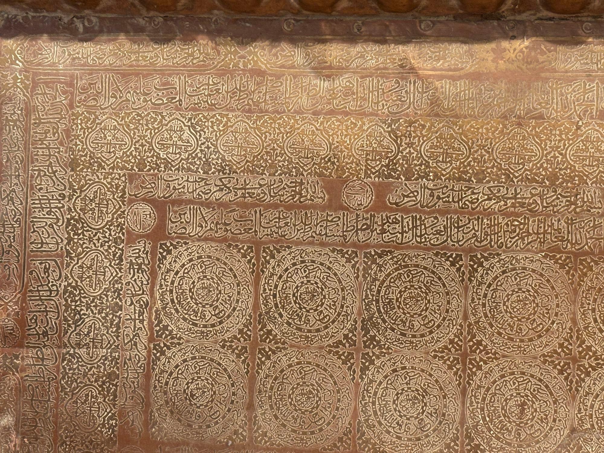 Antico vassoio islamico Mughal di rame in metallo sovradimensionato in vendita 8