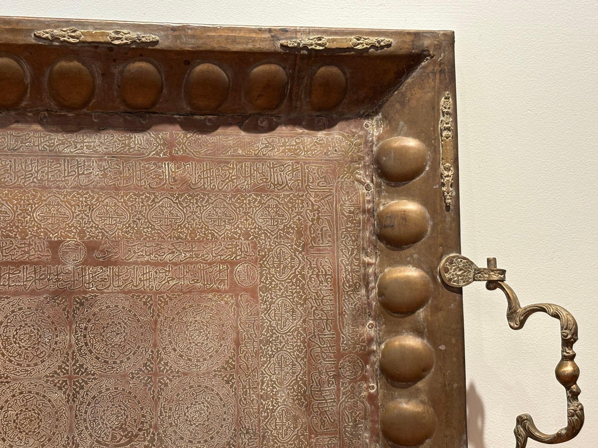 Antico vassoio islamico Mughal di rame in metallo sovradimensionato in vendita 9