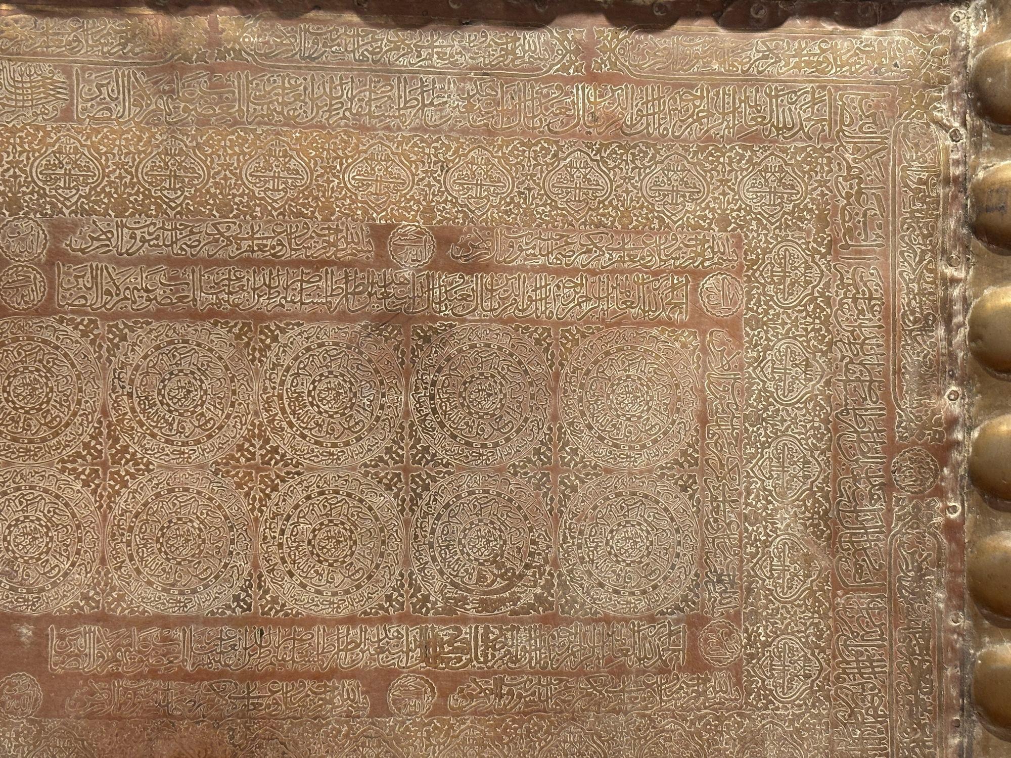 Antico vassoio islamico Mughal di rame in metallo sovradimensionato in vendita 10