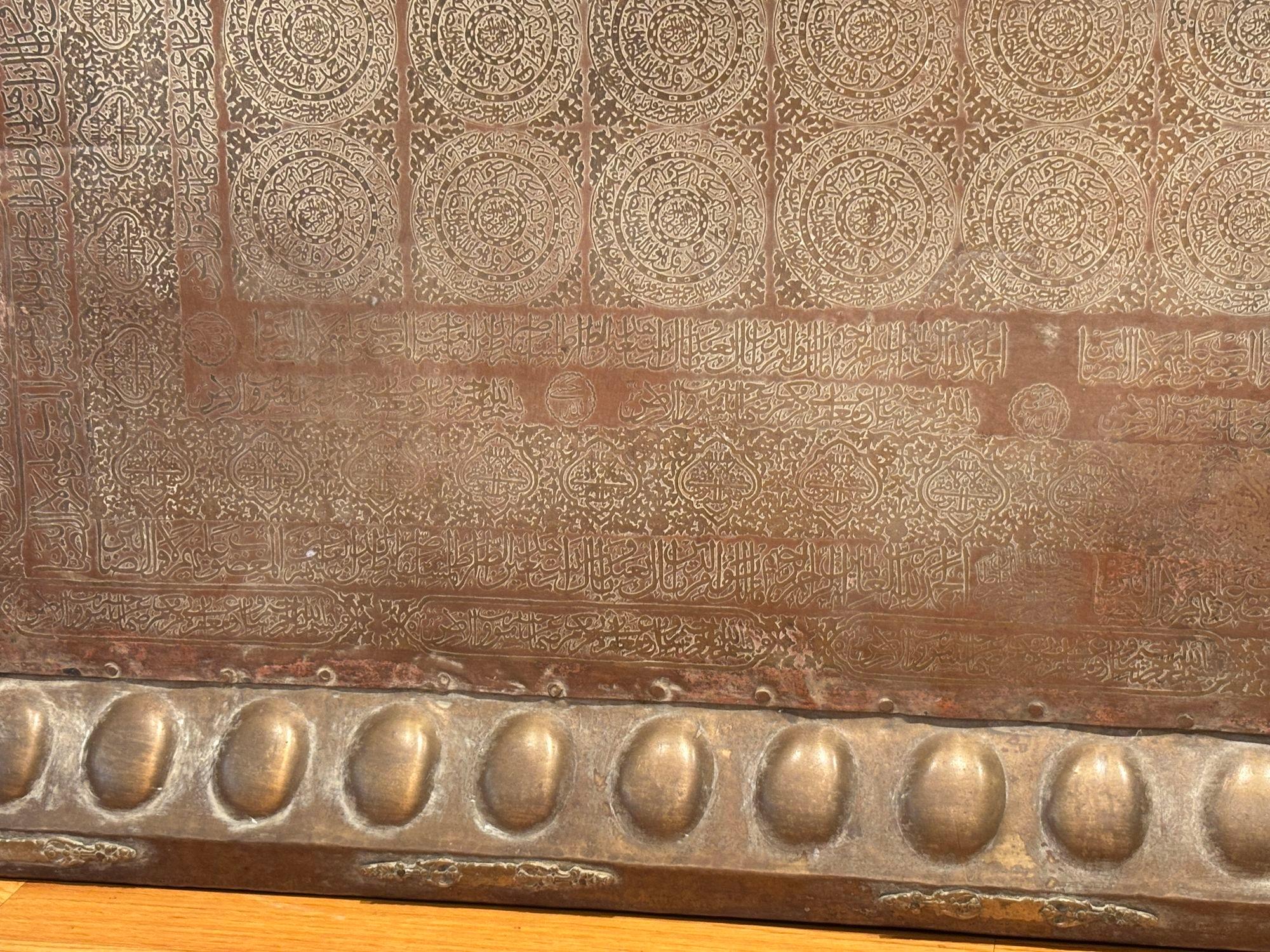 Antico vassoio islamico Mughal di rame in metallo sovradimensionato in vendita 11