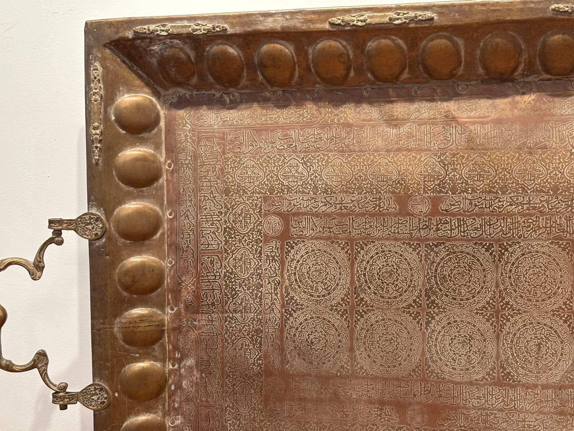 XX secolo Antico vassoio islamico Mughal di rame in metallo sovradimensionato in vendita