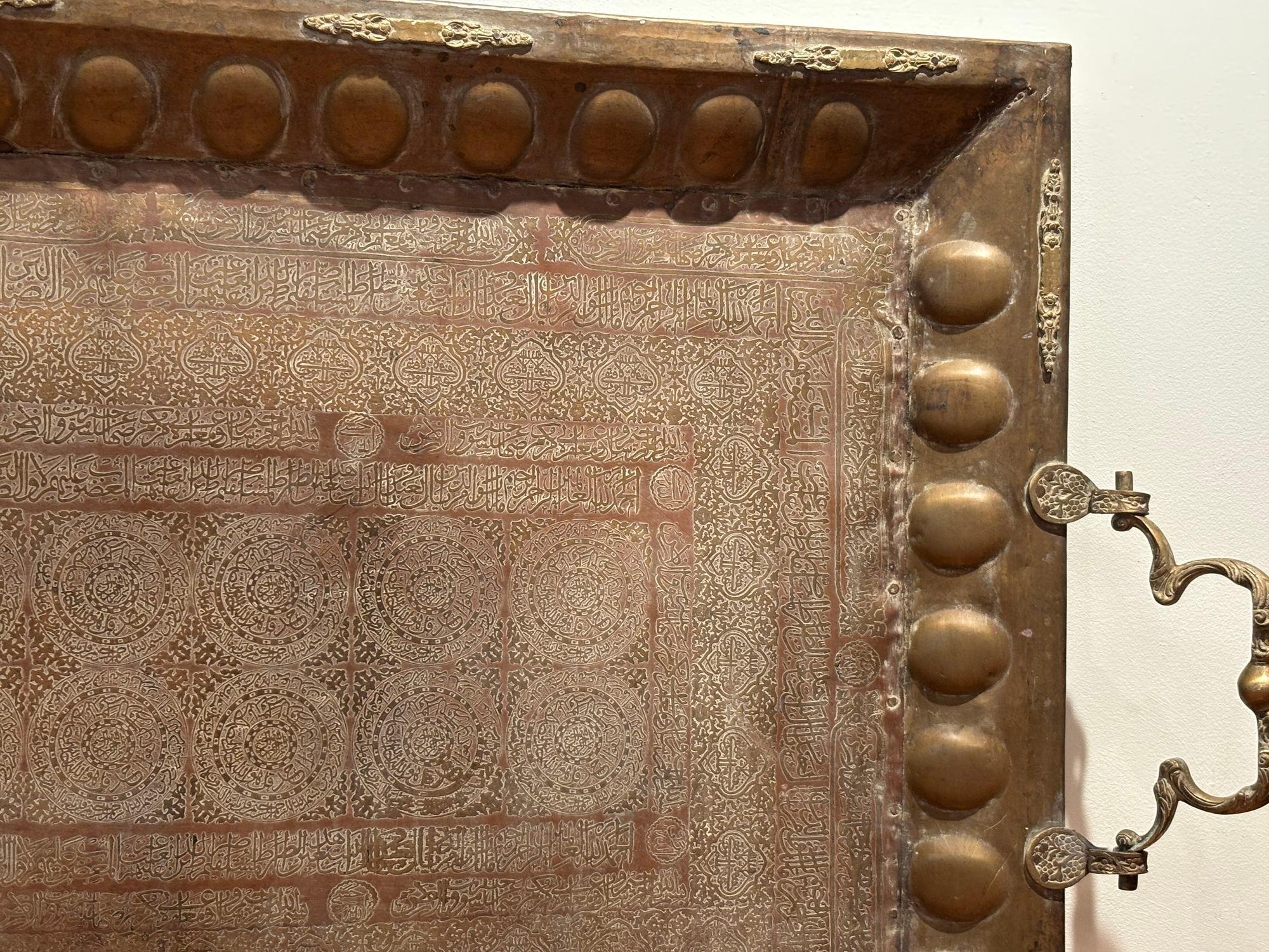 Metallo Antico vassoio islamico Mughal di rame in metallo sovradimensionato in vendita