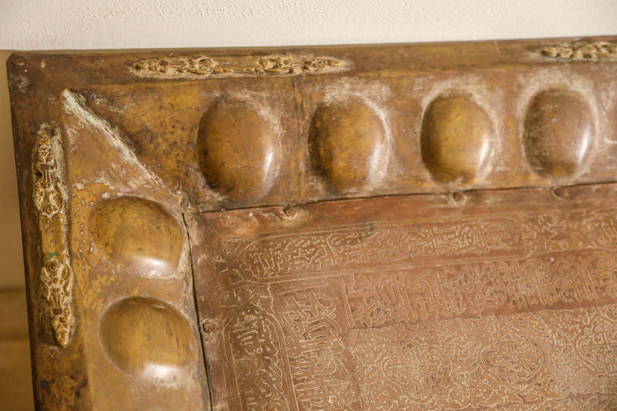 Antiker islamischer Mughal- rechteckiger Kupfer-Metalltablett-Tisch im Angebot 5