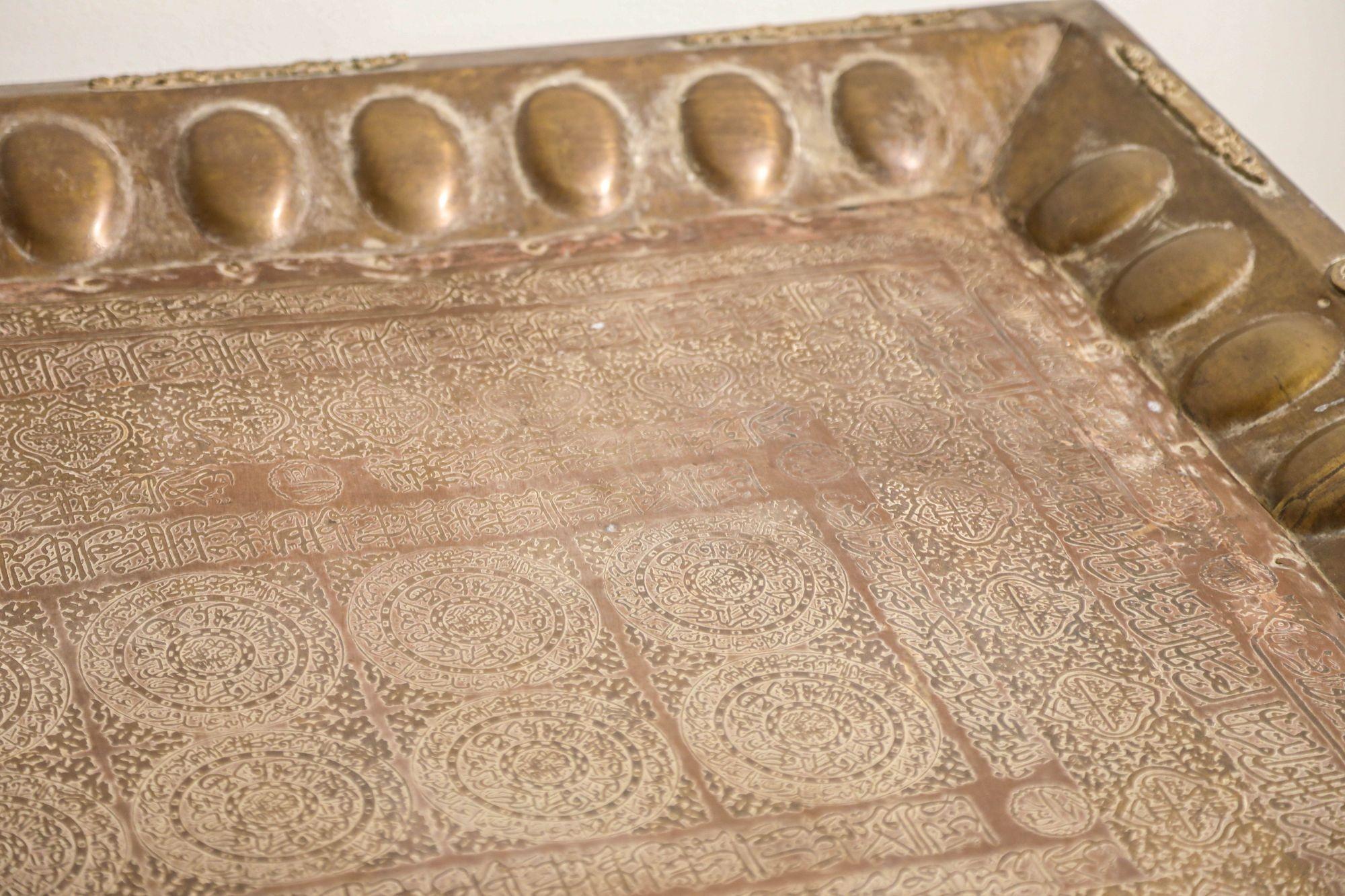 Antiker islamischer Mughal- rechteckiger Kupfer-Metalltablett-Tisch im Angebot 6