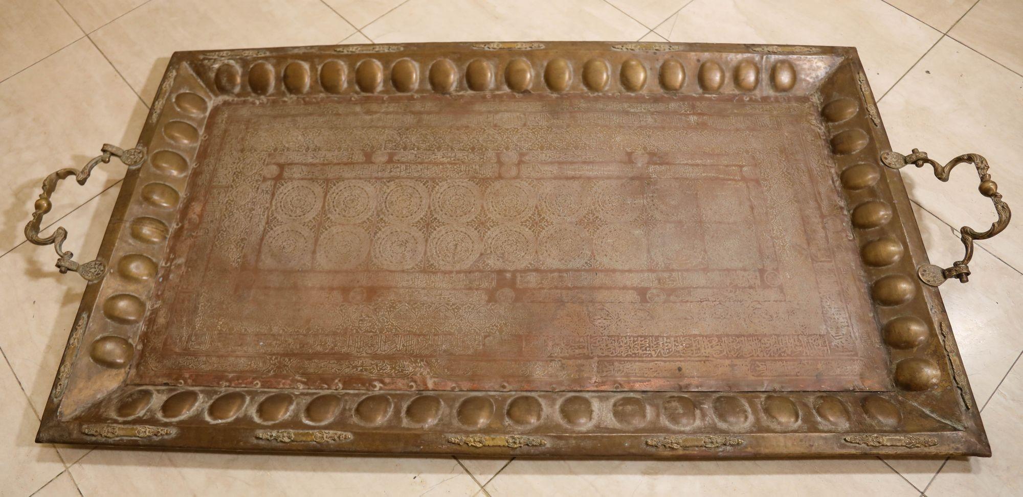 Antiker islamischer Mughal- rechteckiger Kupfer-Metalltablett-Tisch im Angebot 8