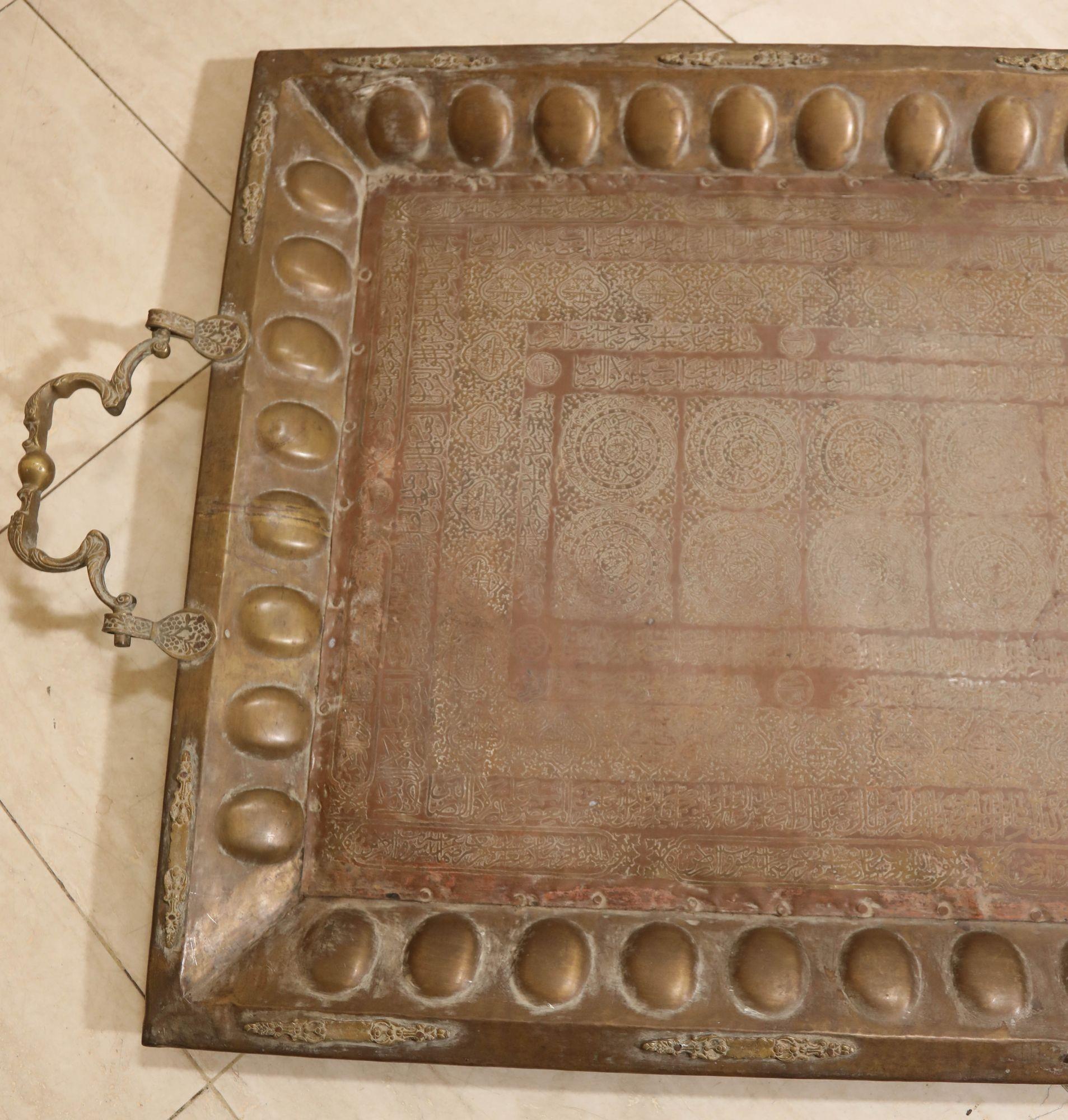 Antiker islamischer Mughal- rechteckiger Kupfer-Metalltablett-Tisch im Angebot 9