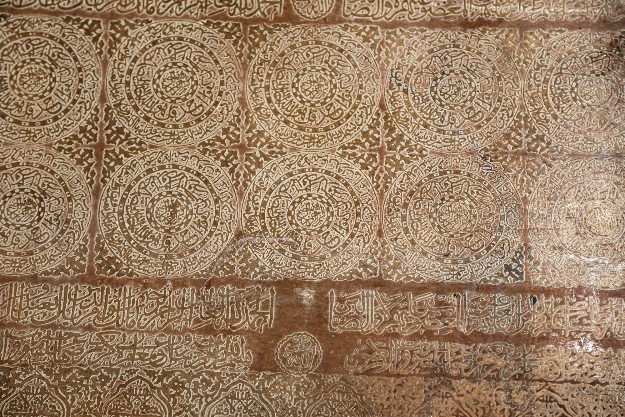 Antiker islamischer Mughal- rechteckiger Kupfer-Metalltablett-Tisch im Angebot 11