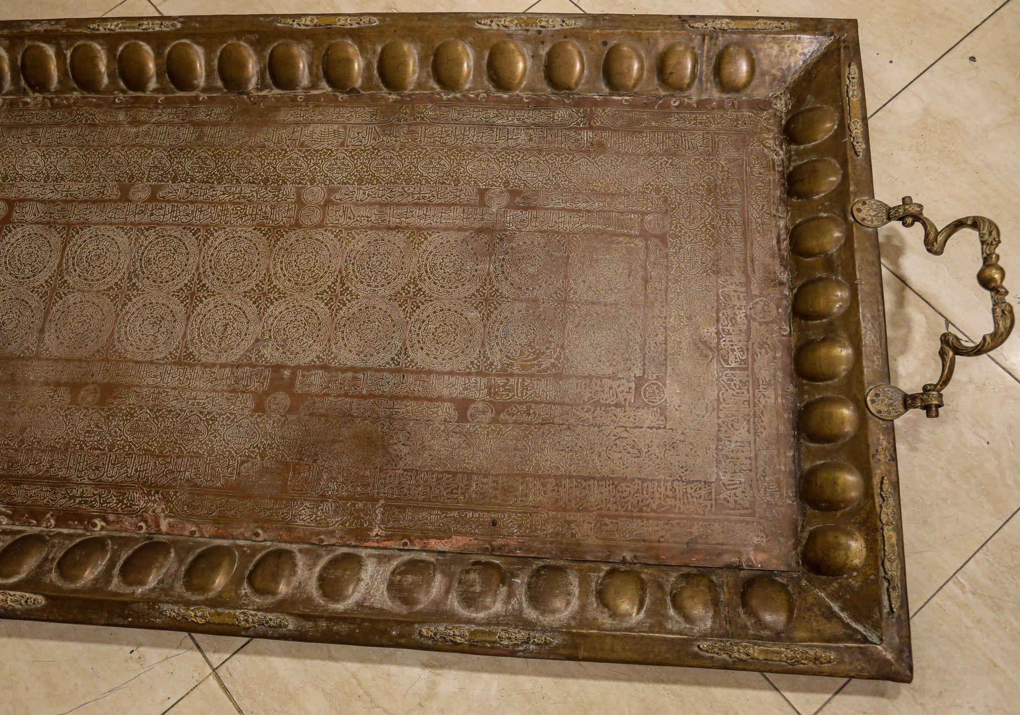Antiker islamischer Mughal- rechteckiger Kupfer-Metalltablett-Tisch im Angebot 12