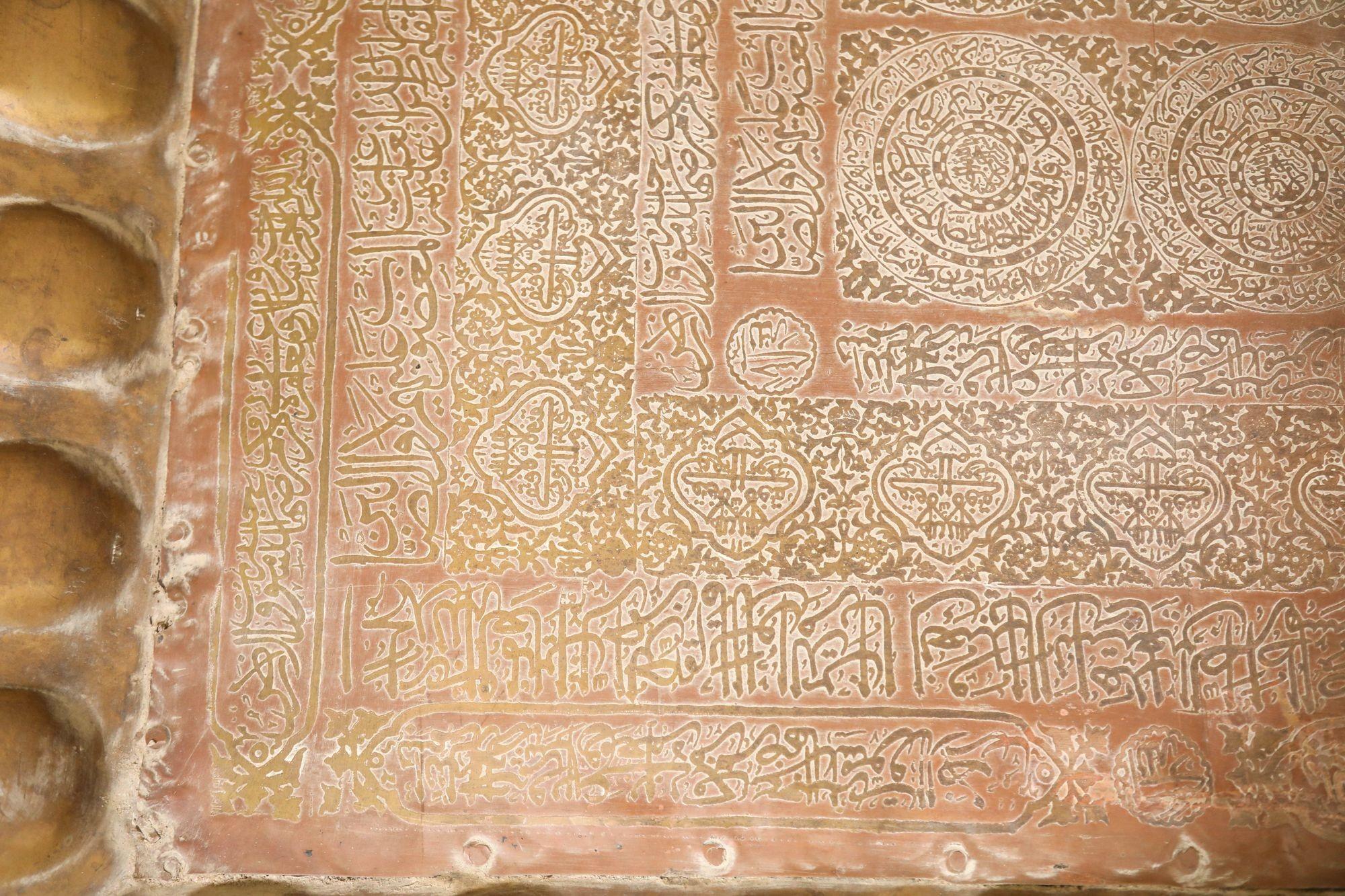 Antiker islamischer Mughal- rechteckiger Kupfer-Metalltablett-Tisch (20. Jahrhundert) im Angebot