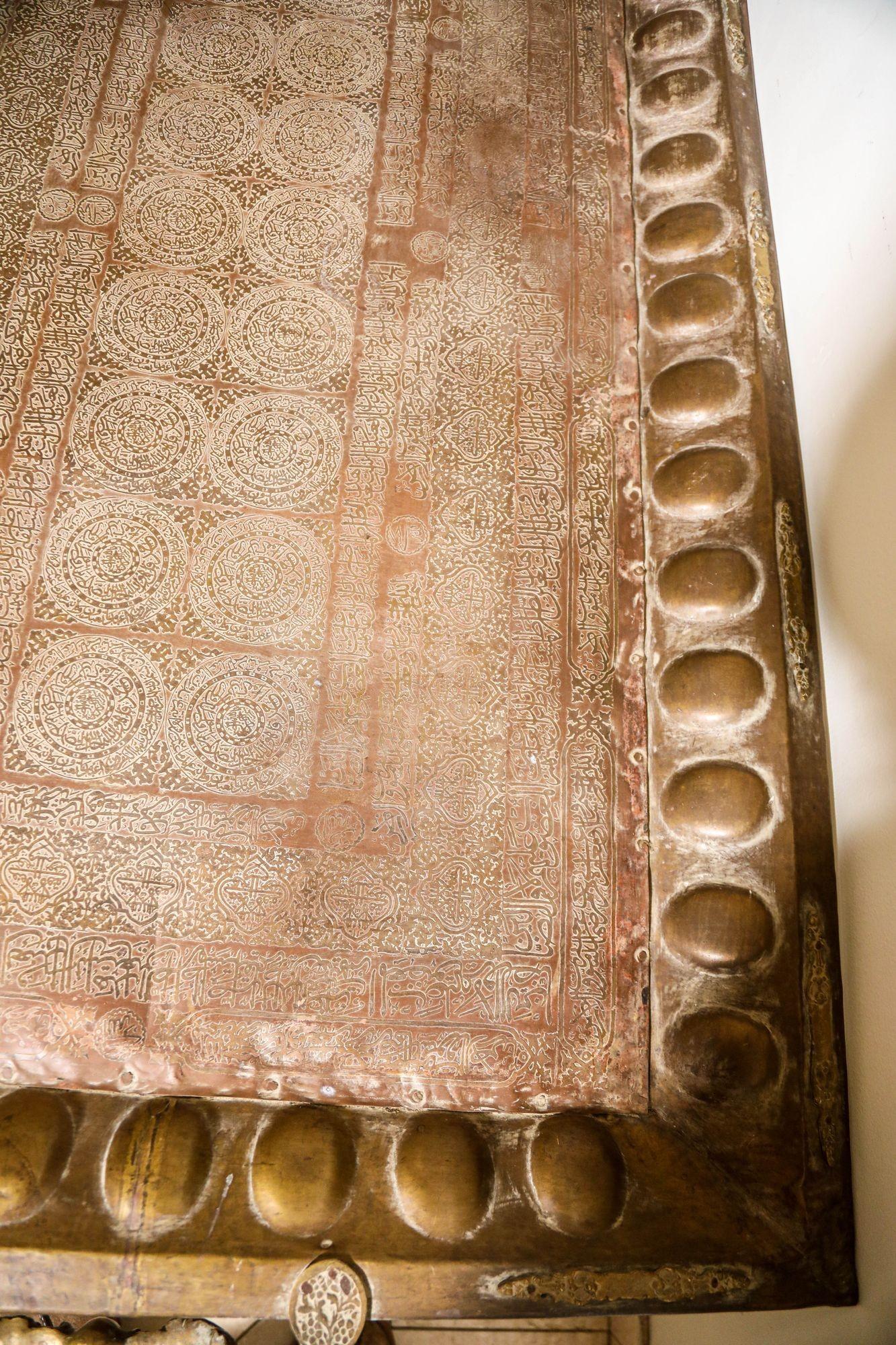 Antiker islamischer Mughal- rechteckiger Kupfer-Metalltablett-Tisch im Angebot 1