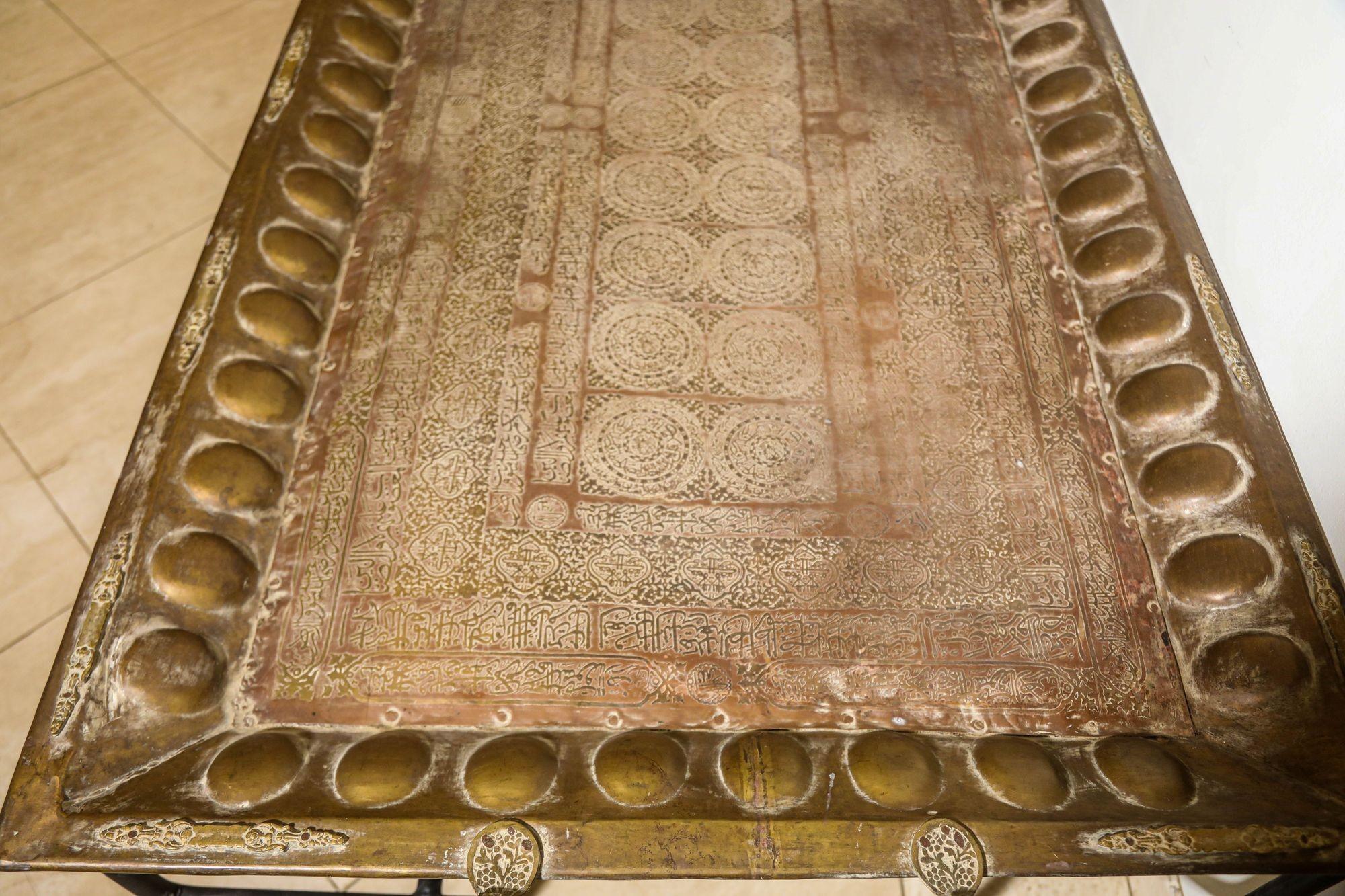 Antiker islamischer Mughal- rechteckiger Kupfer-Metalltablett-Tisch im Angebot 4
