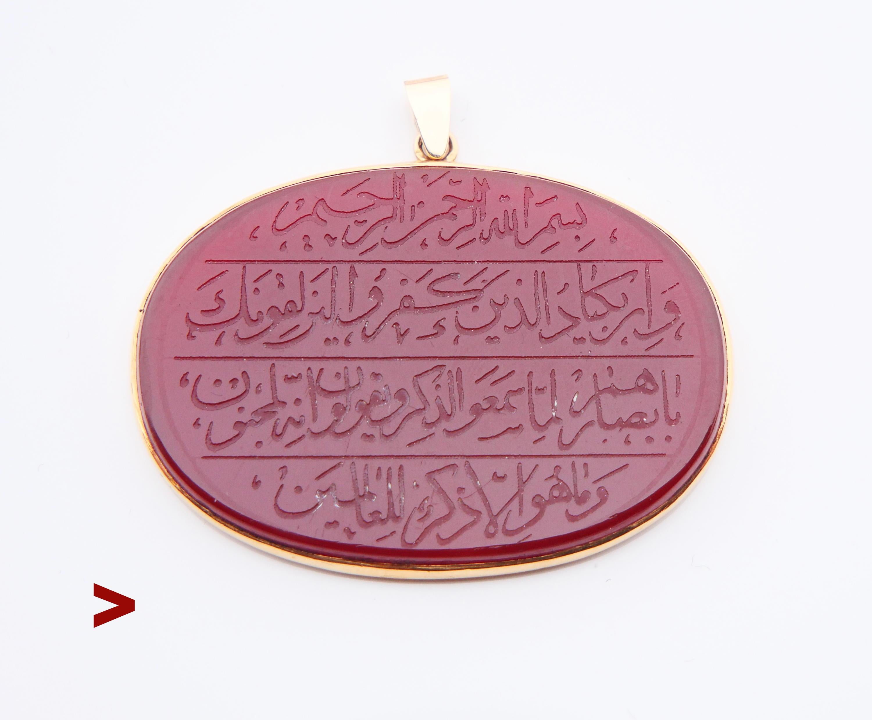 Antiker Anhänger mit handgravierten Inschriften in arabischer Sprache, wahrscheinlich Zitate aus dem Koran.

Rahmen aus massivem 14-karätigem Gold, Aufhänger aus 18-karätigem Gold / wahrscheinlich späterer Ersatz.

51 mm lang x 40 mm hoch inkl.