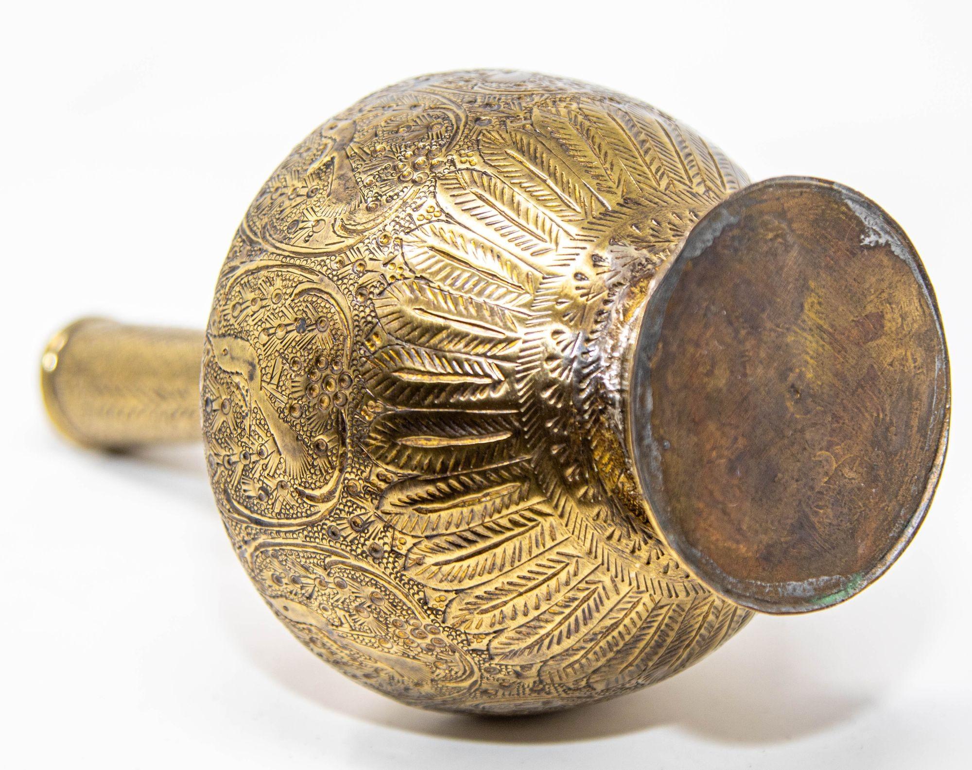 Antico vaso islamico persiano in ottone inciso XIX sec. in vendita 3